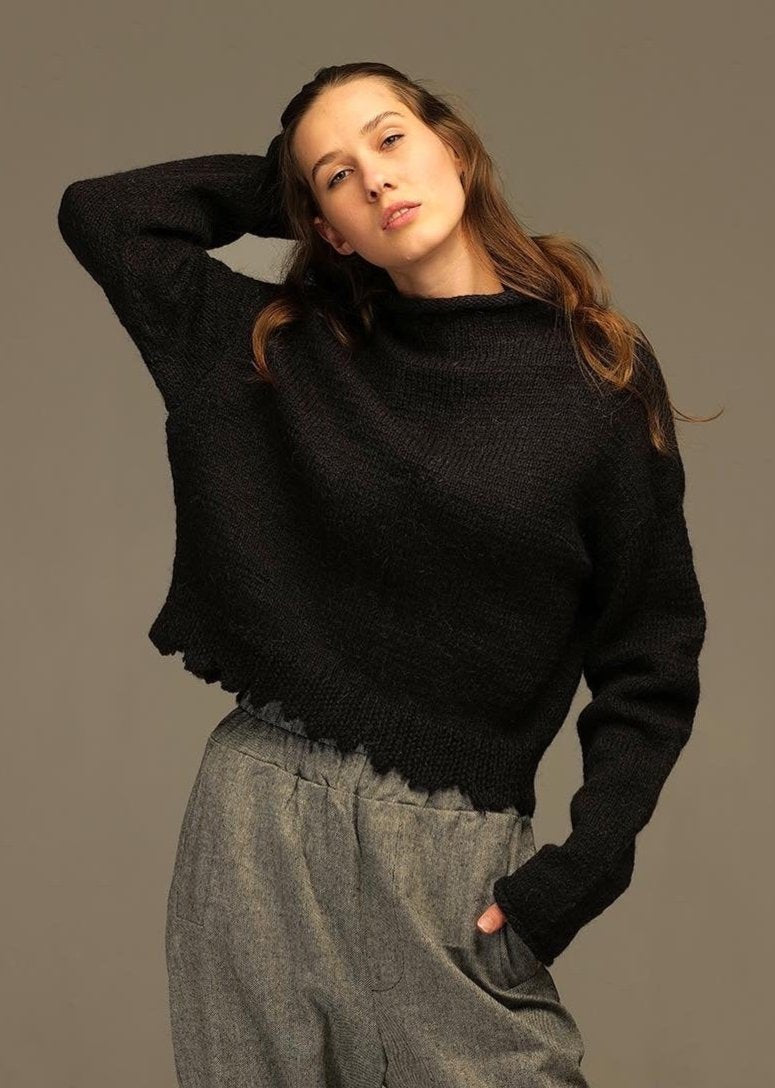 Short black woolen sweater