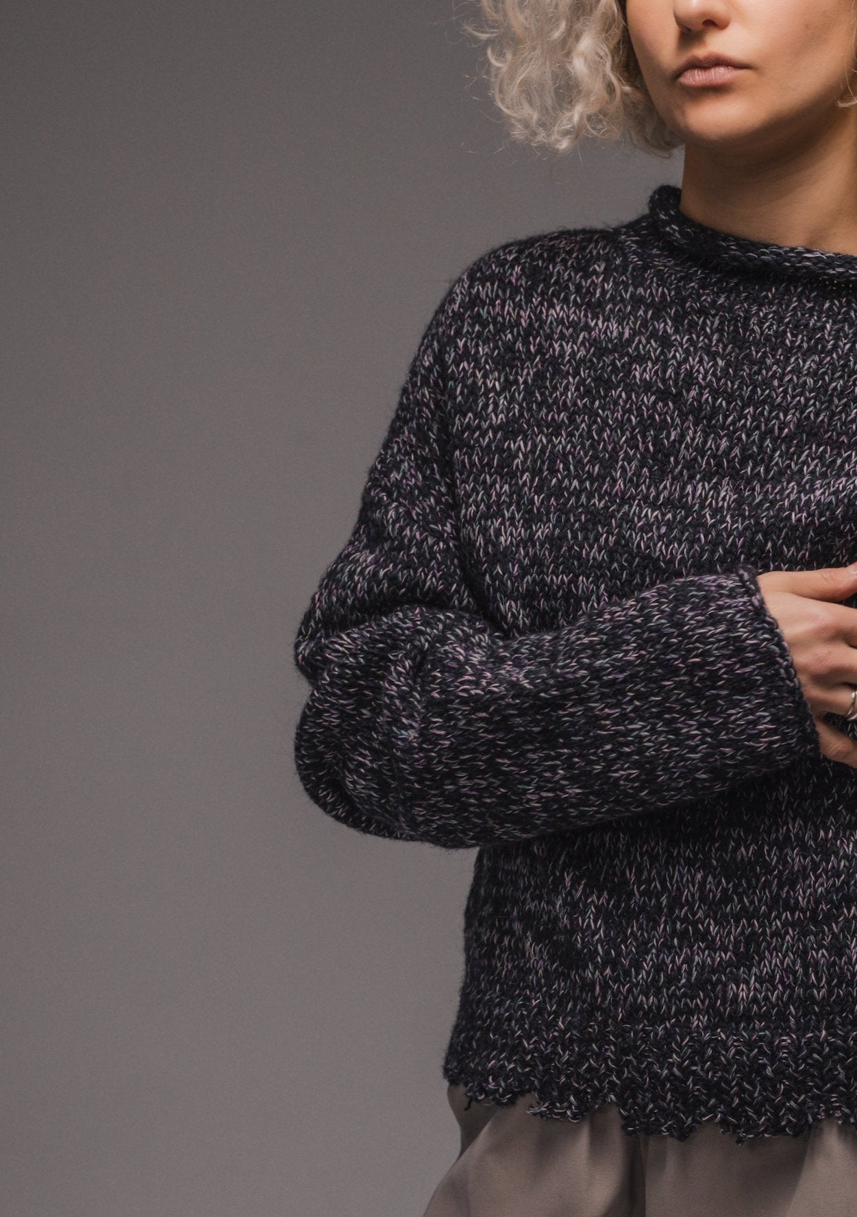 Gray-lilac short melange woolen sweater