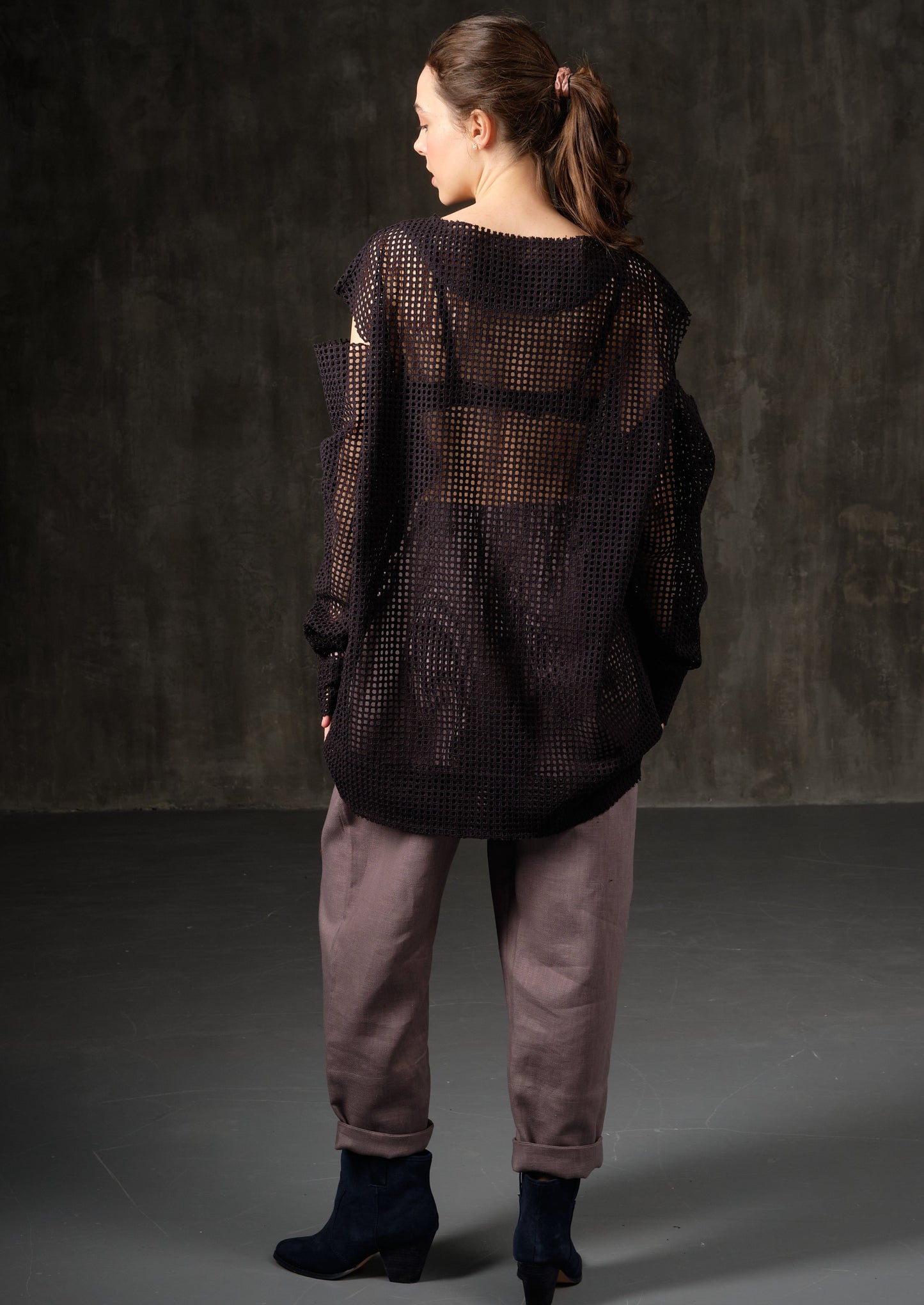A shirt with a free cut made of cotton mesh