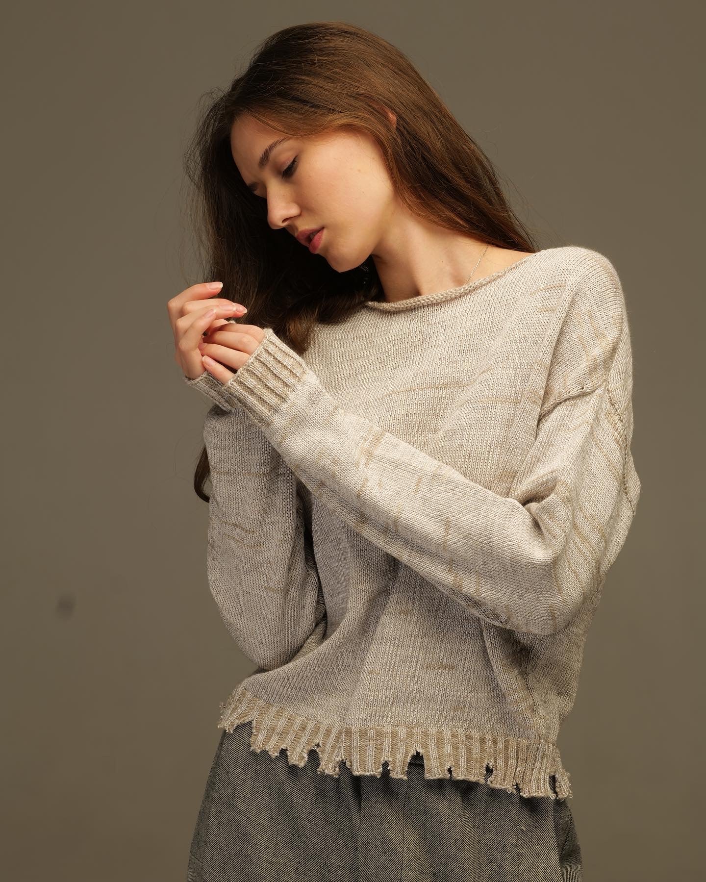 Short black woolen sweater
