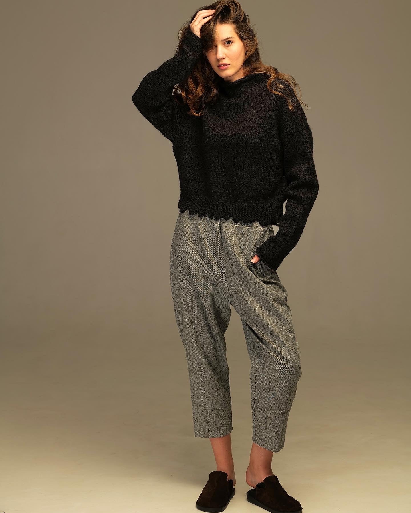 Short black woolen sweater