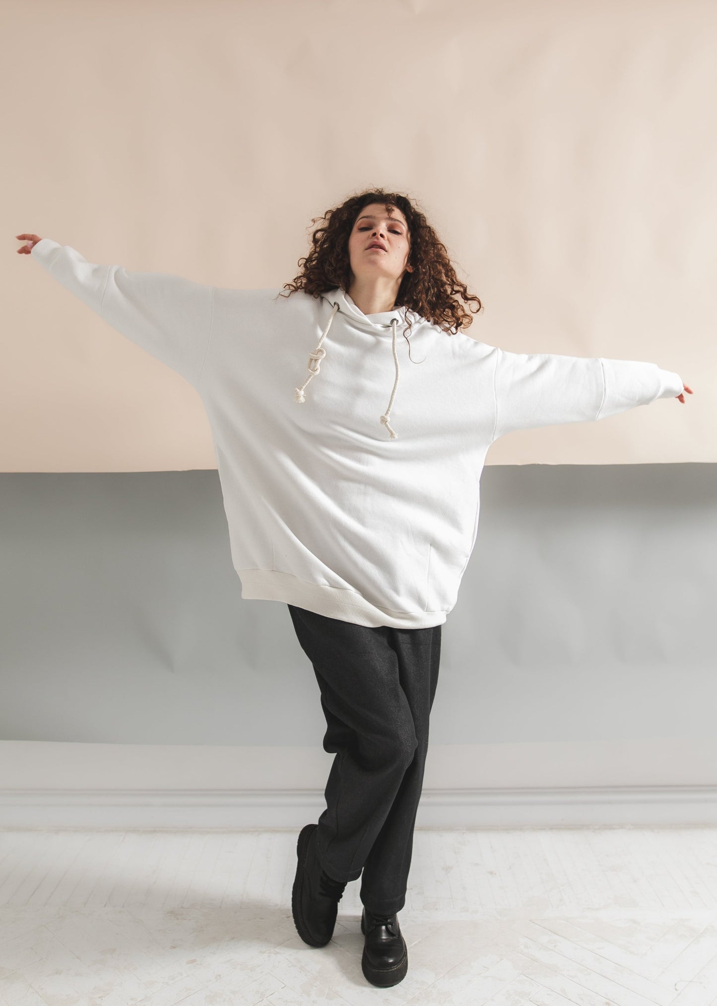 Long white hoodie with nachos with ethnic decoration