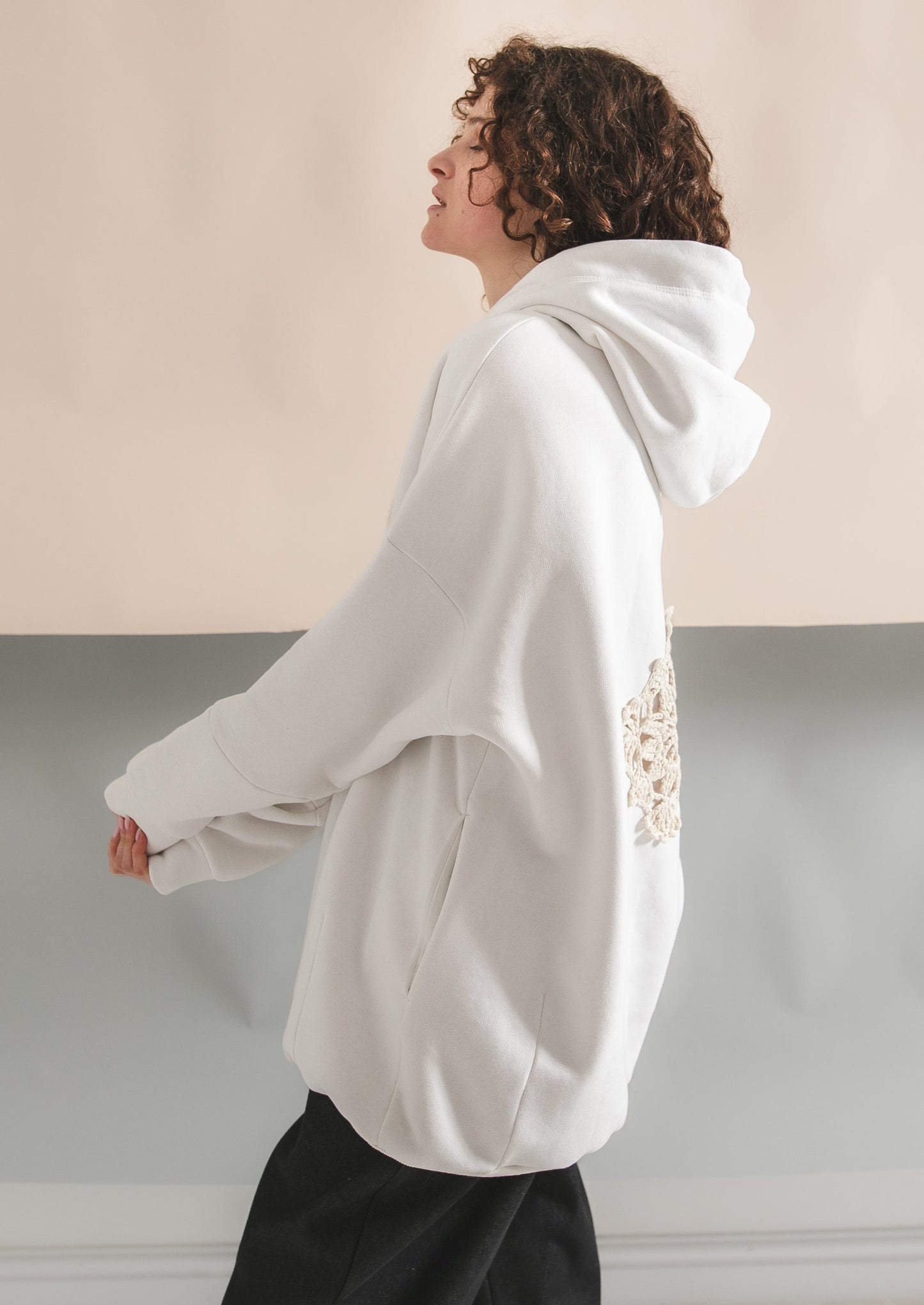 Long white hoodie with nachos with ethnic decoration