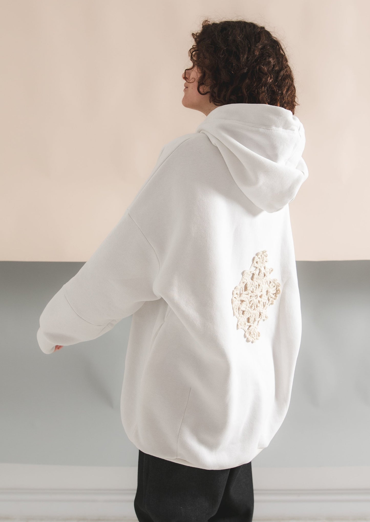 Long white hoodie with nachos with ethnic decoration