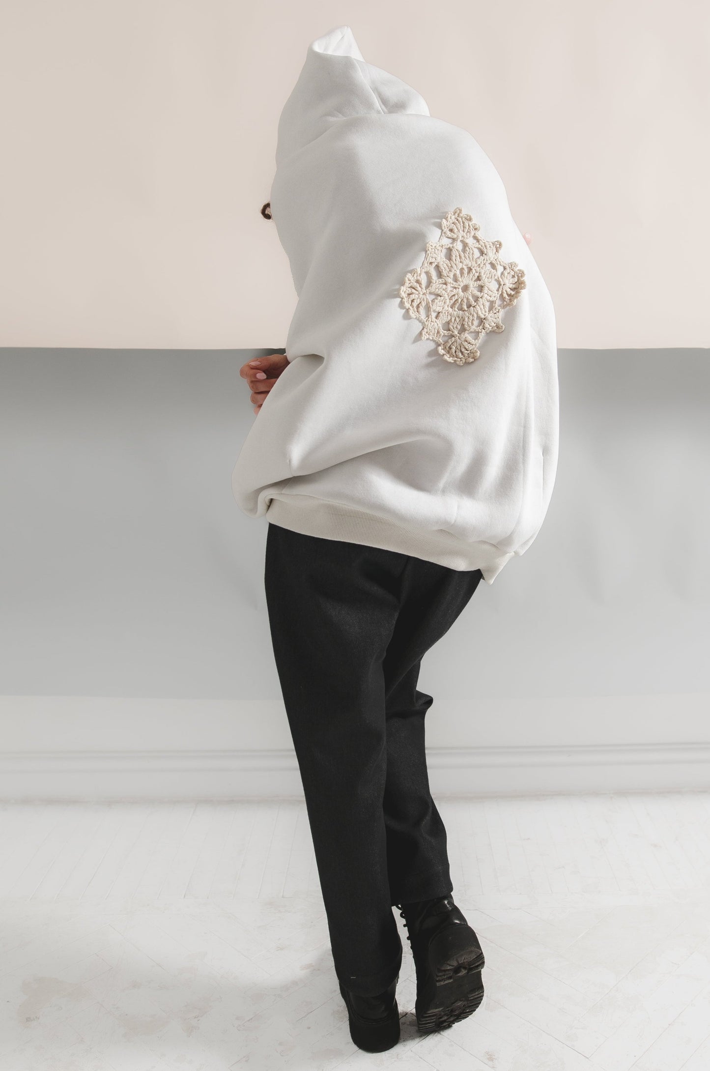 Long white hoodie with nachos with ethnic decoration