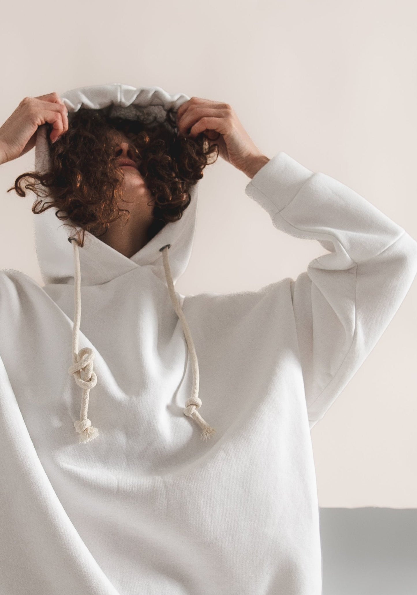 Long white hoodie with nachos with ethnic decoration