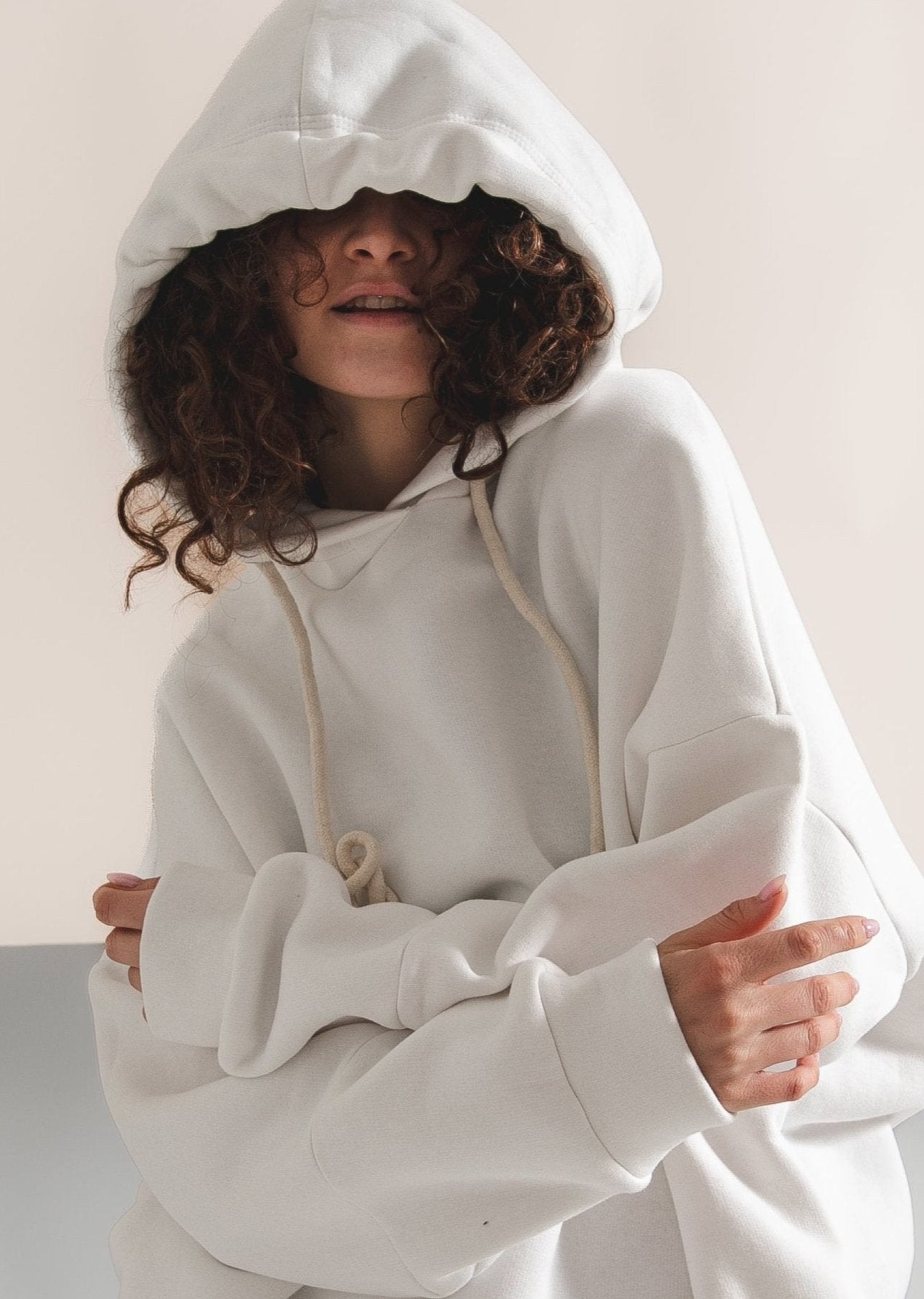 Long white hoodie with nachos with ethnic decoration