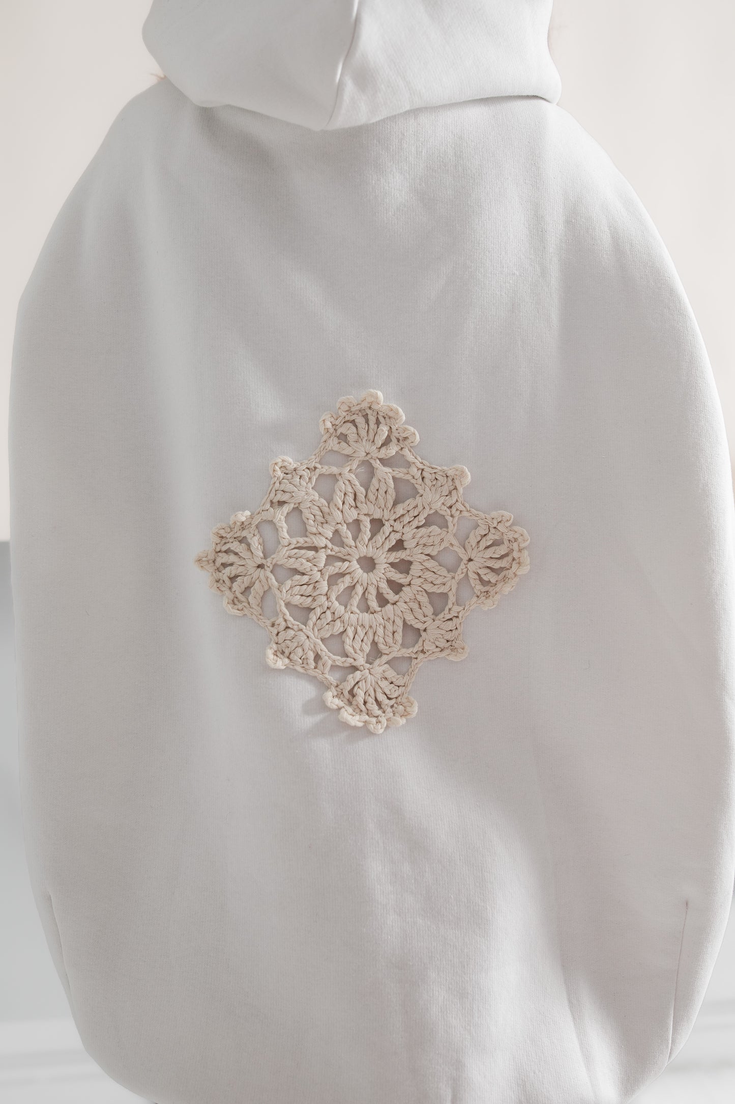 Long white hoodie with nachos with ethnic decoration