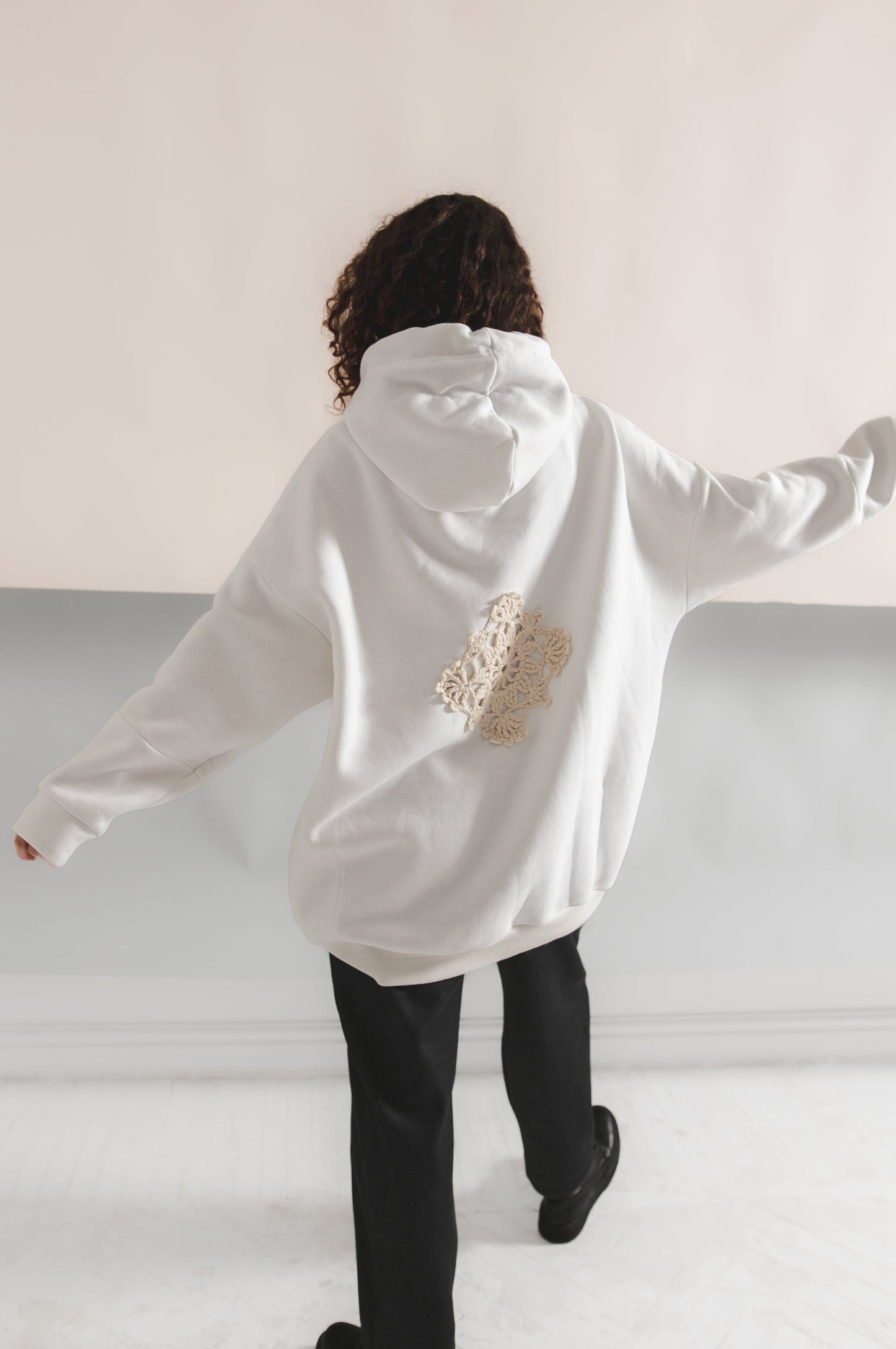 Long white hoodie with nachos with ethnic decoration