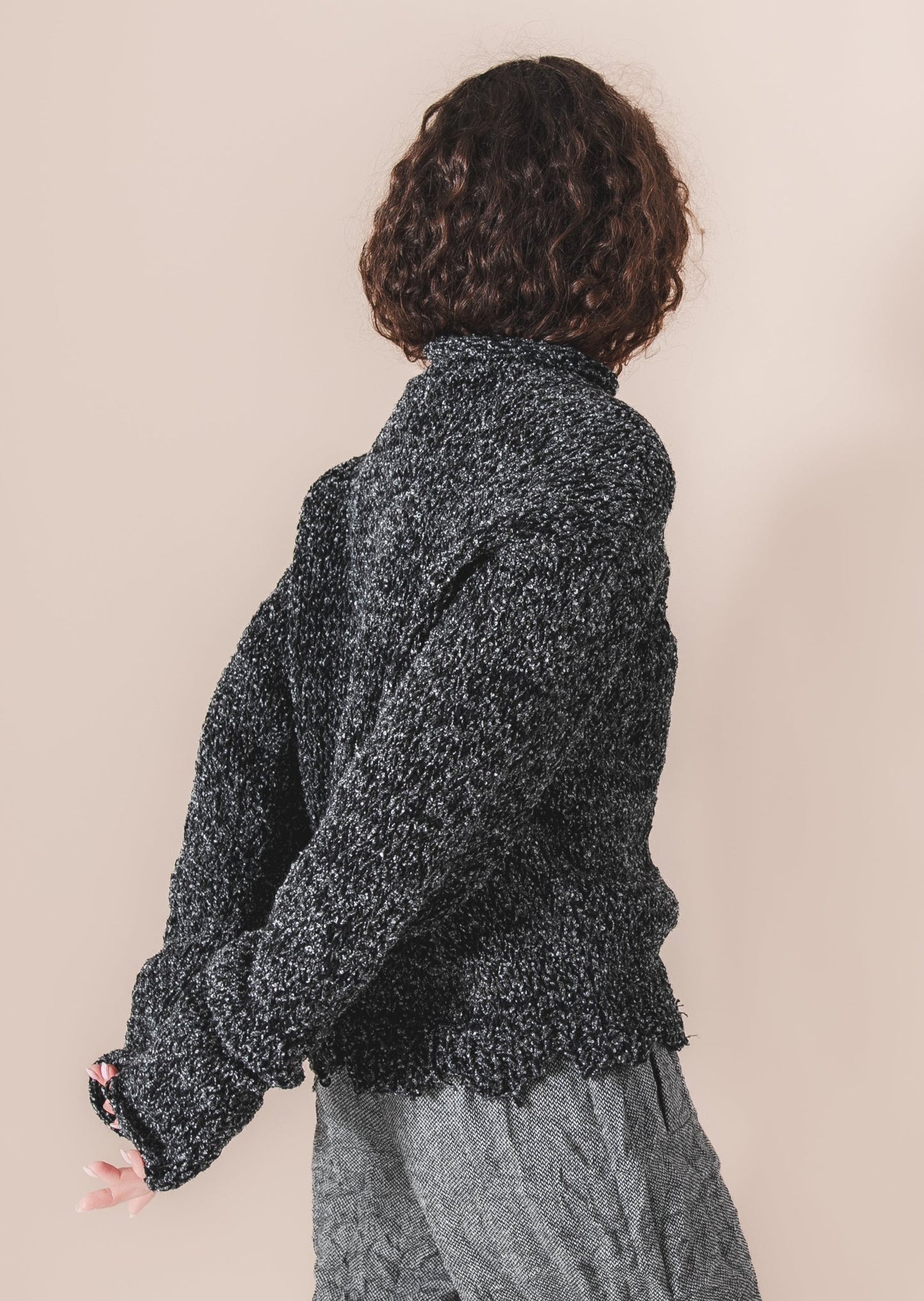 Short woolen black and gray melange bouclé sweater