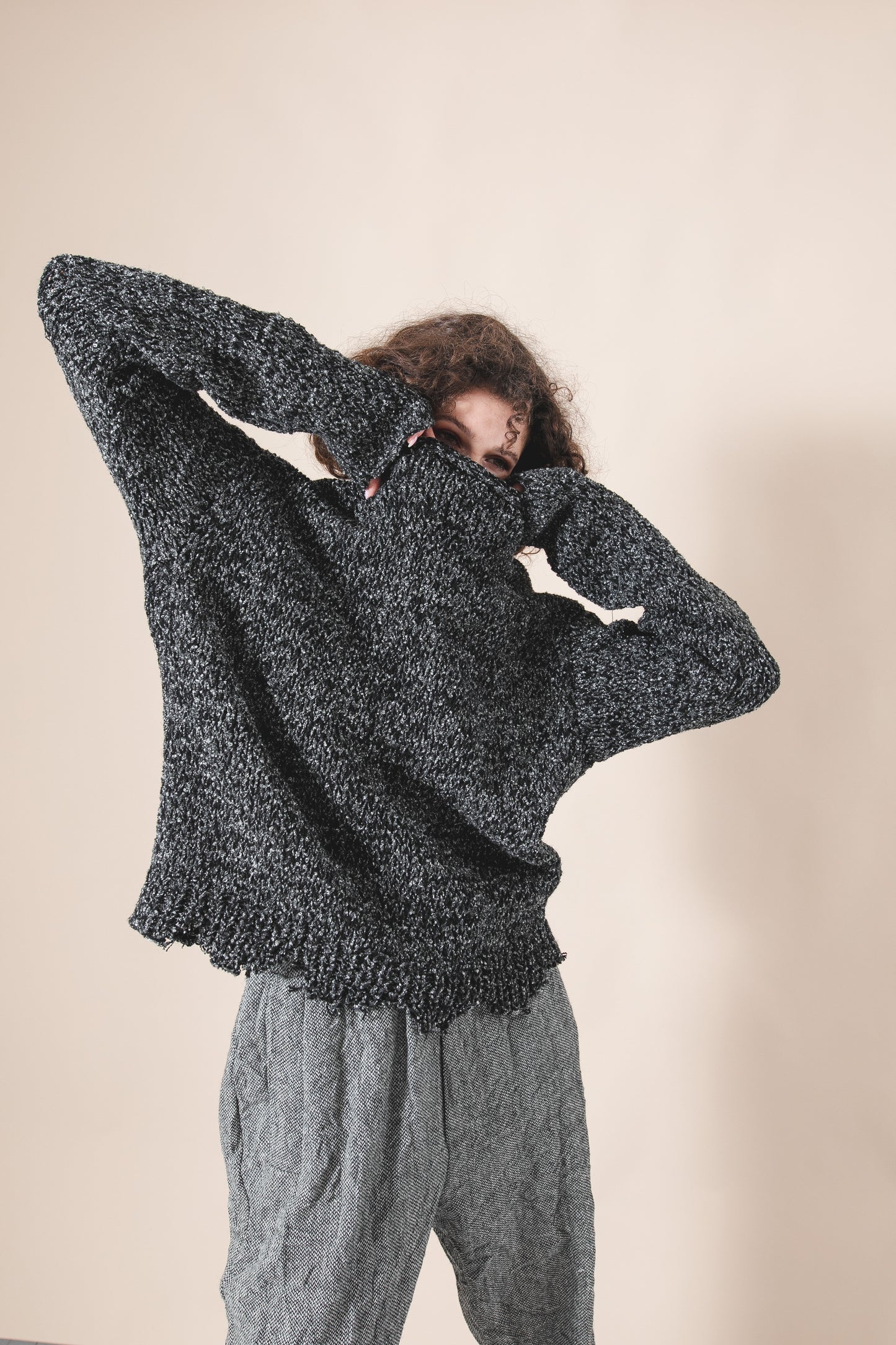 Short woolen black and gray melange bouclé sweater