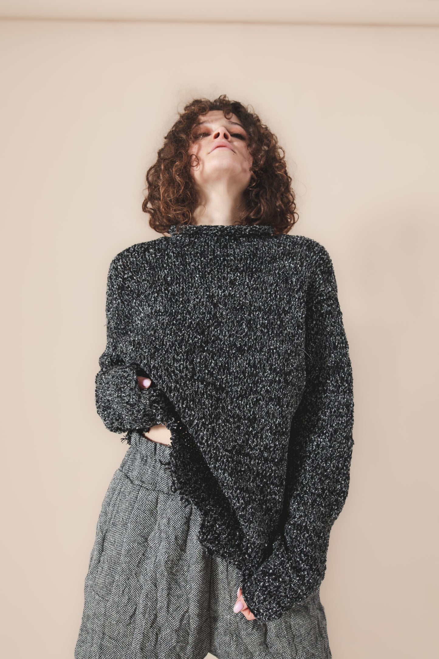 Short woolen black and gray melange bouclé sweater