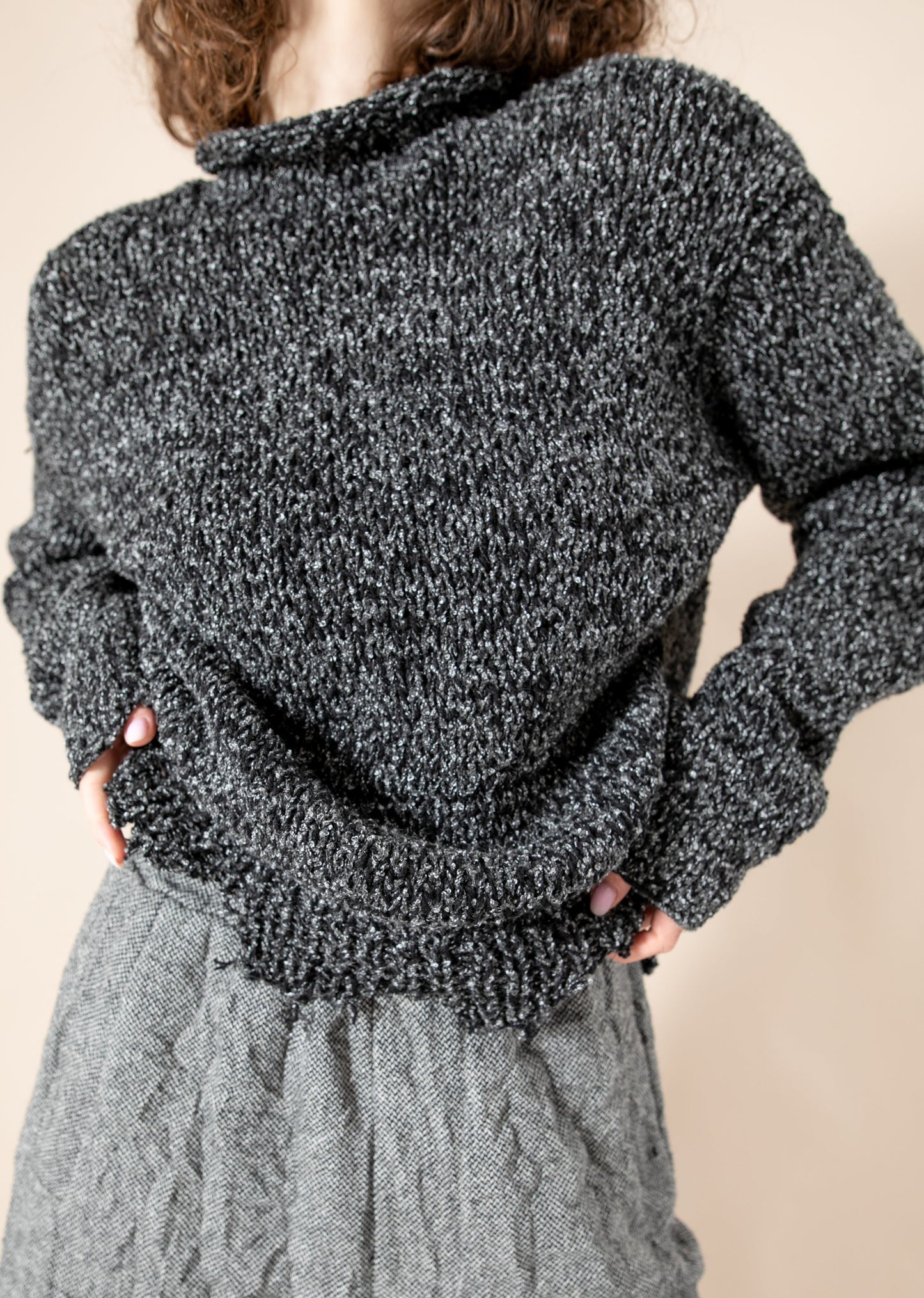Short woolen black and gray melange bouclé sweater