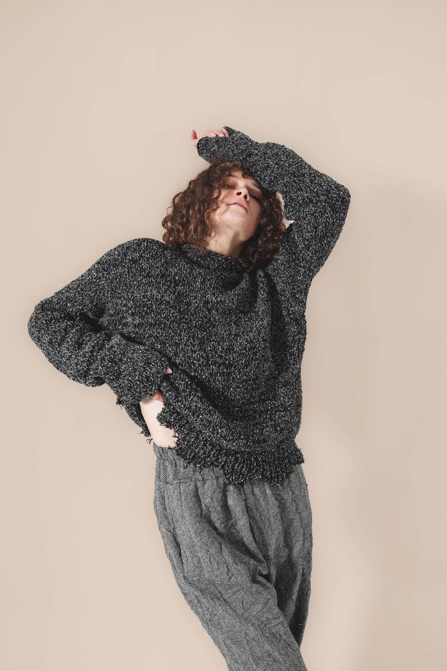 Short woolen black and gray melange bouclé sweater