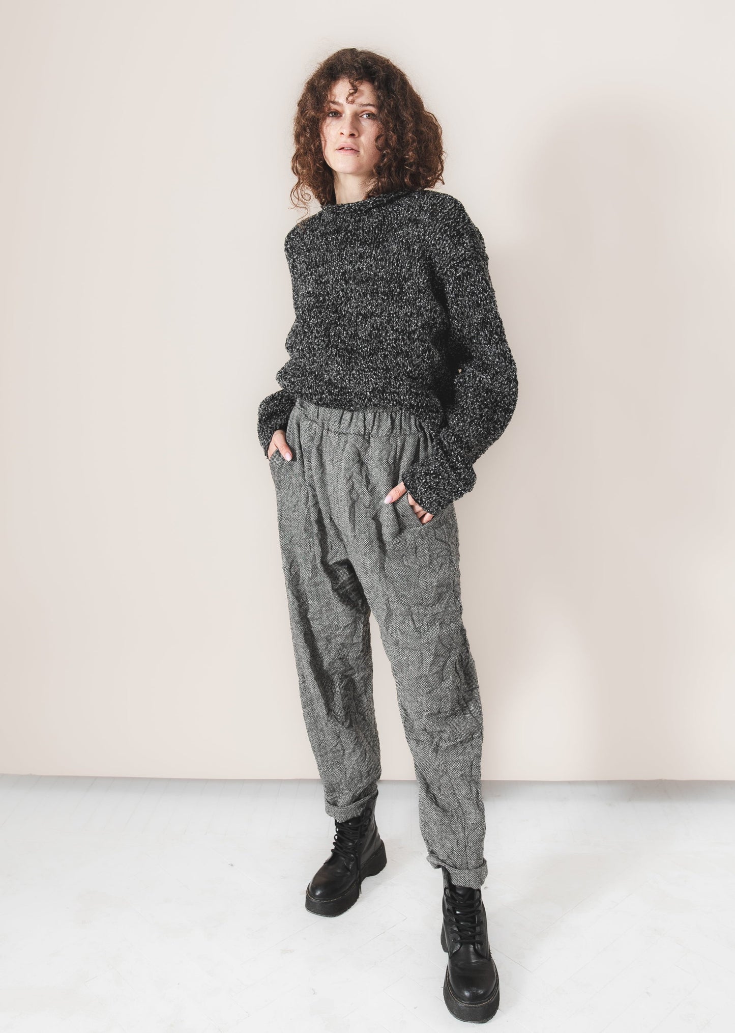 Short woolen black and gray melange bouclé sweater