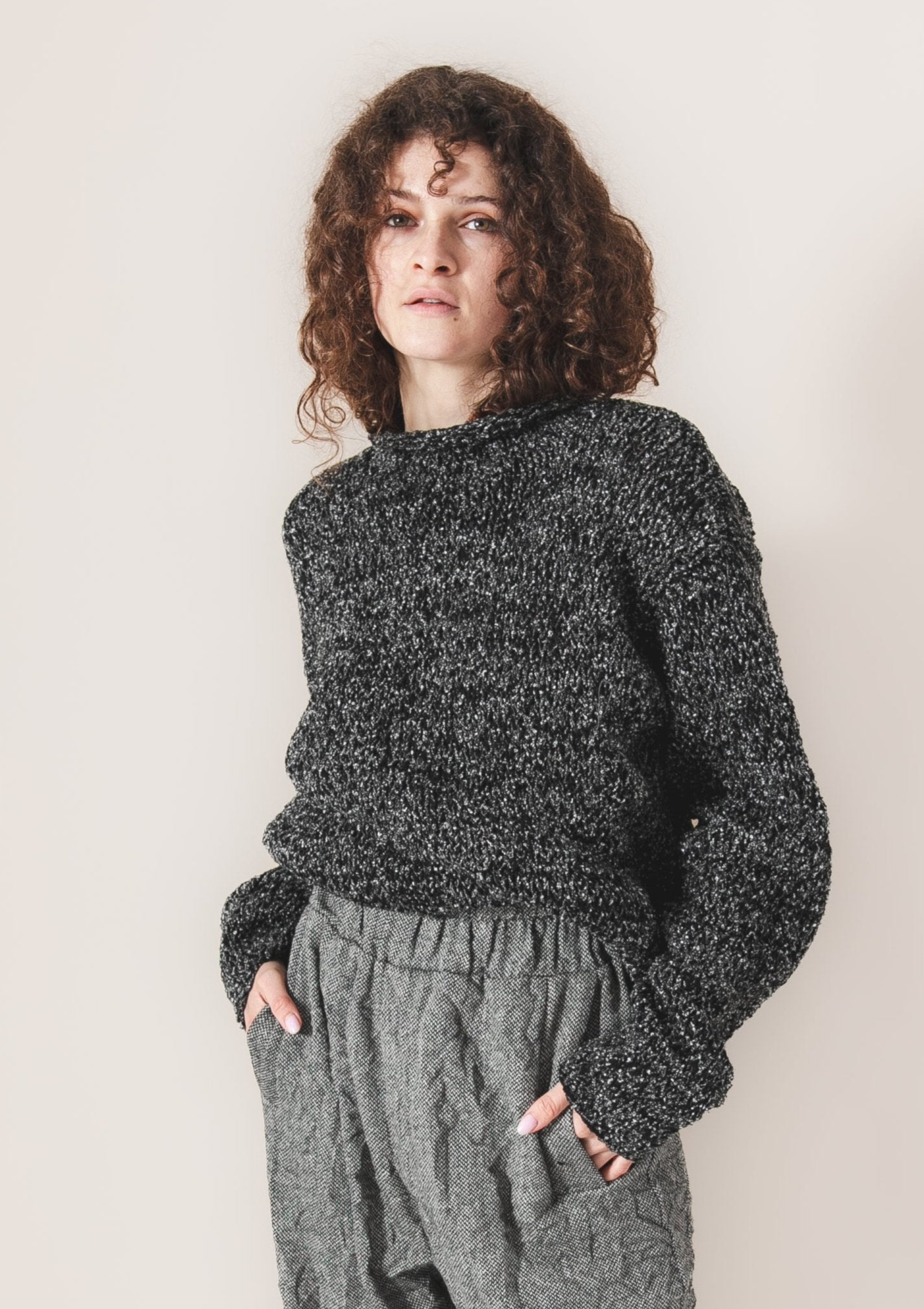 Short woolen black and gray melange bouclé sweater