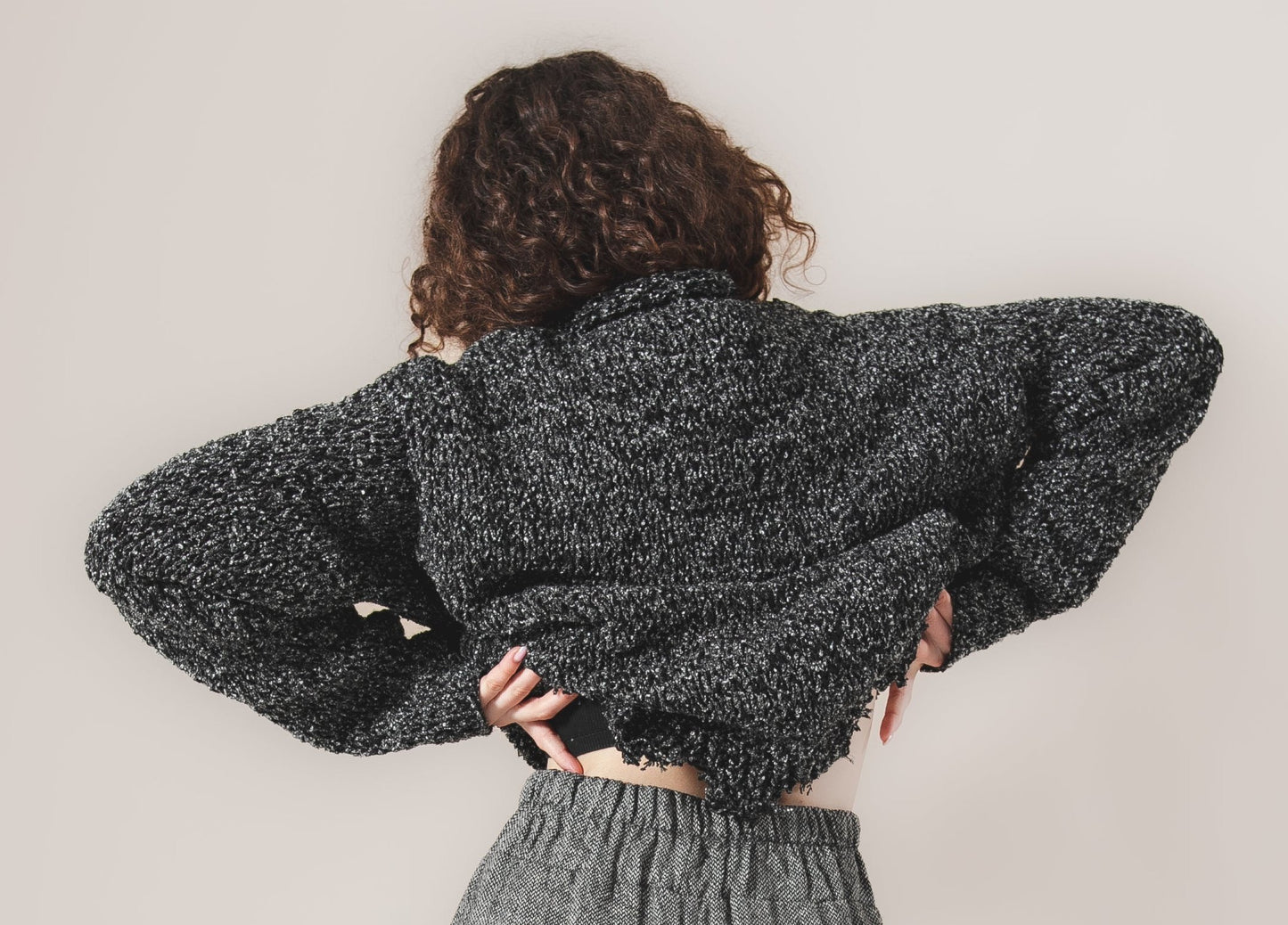 Short woolen black and gray melange bouclé sweater
