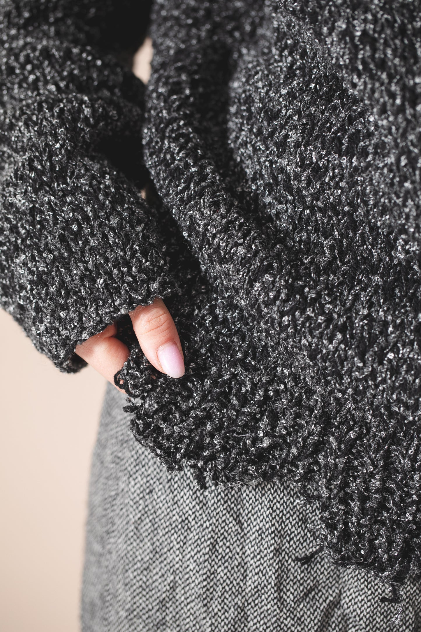 Short woolen black and gray melange bouclé sweater