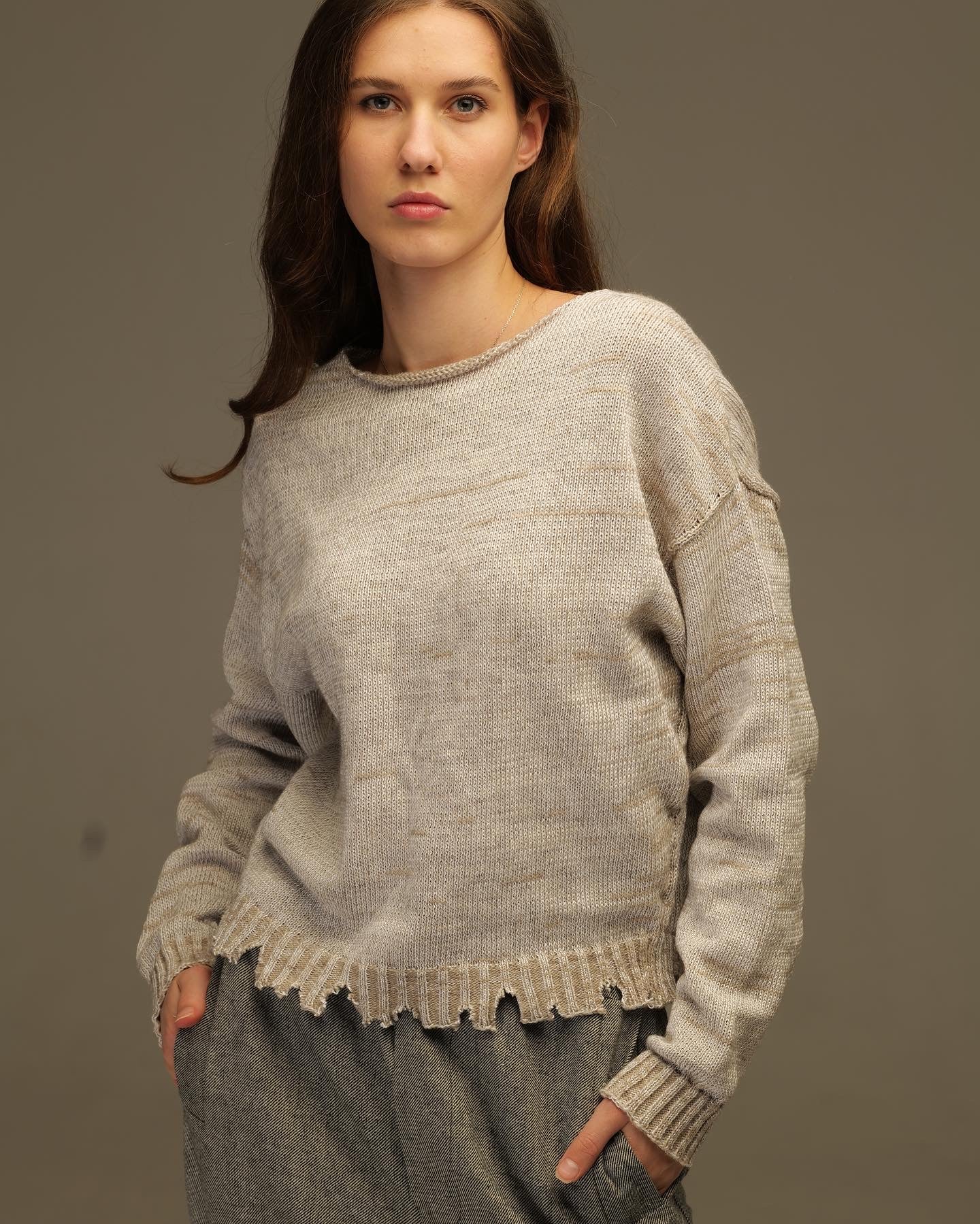 Short black woolen sweater
