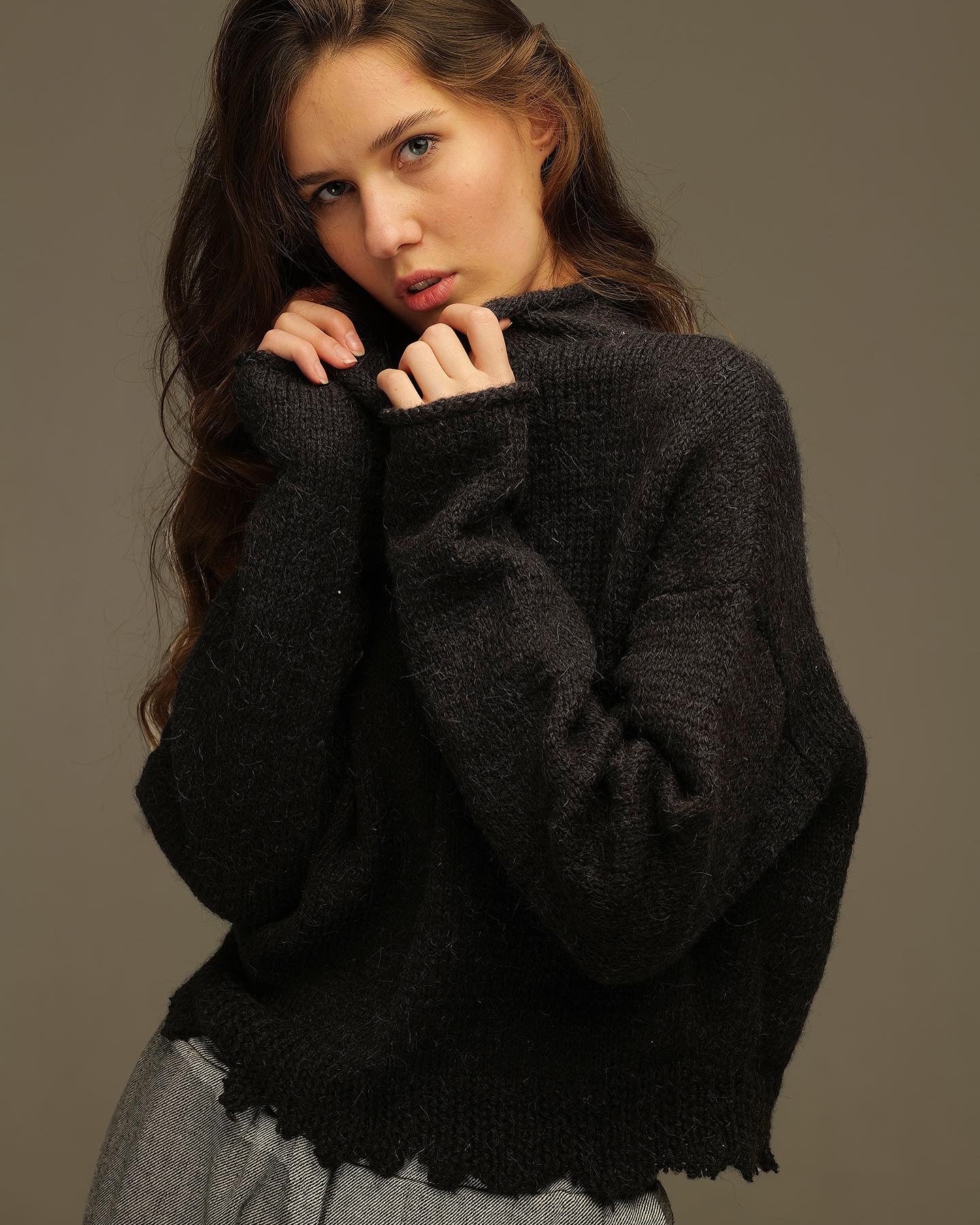 Short black woolen sweater