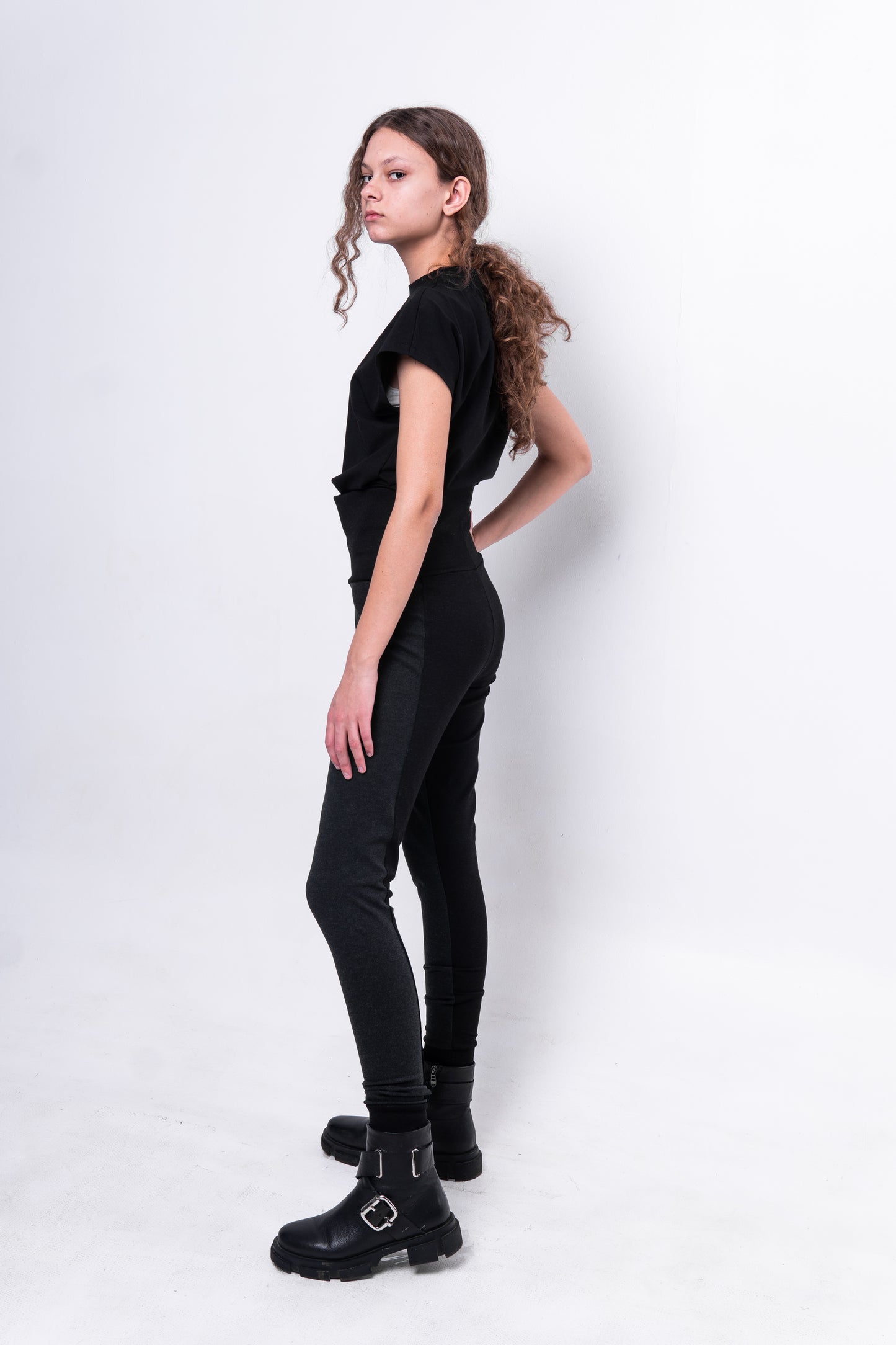 Tight gray jersey leggings