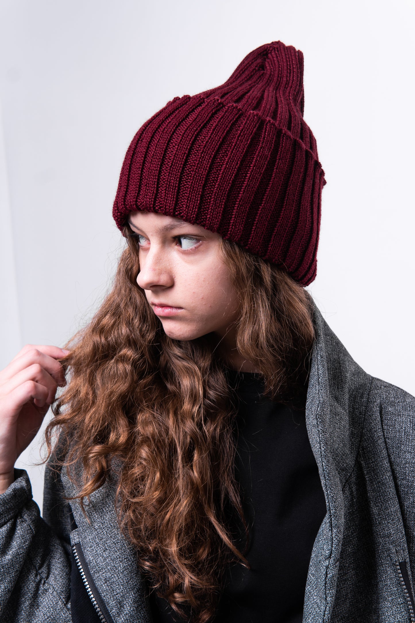 Woolen hat with a burgundy lapel