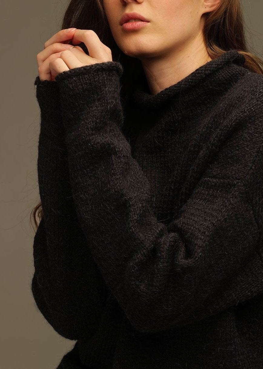 Short black woolen sweater