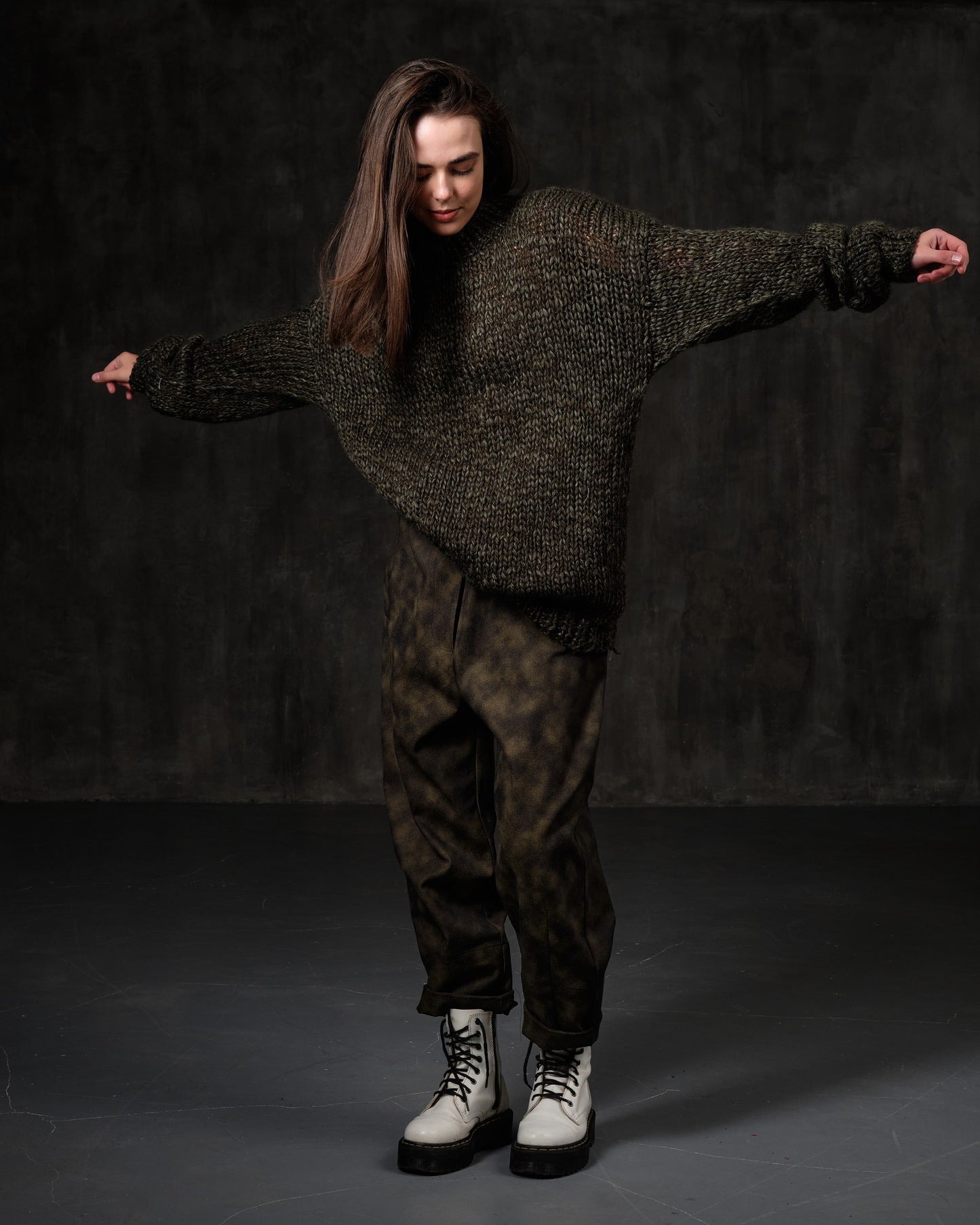 Mid-length voluminous khaki woolen sweater