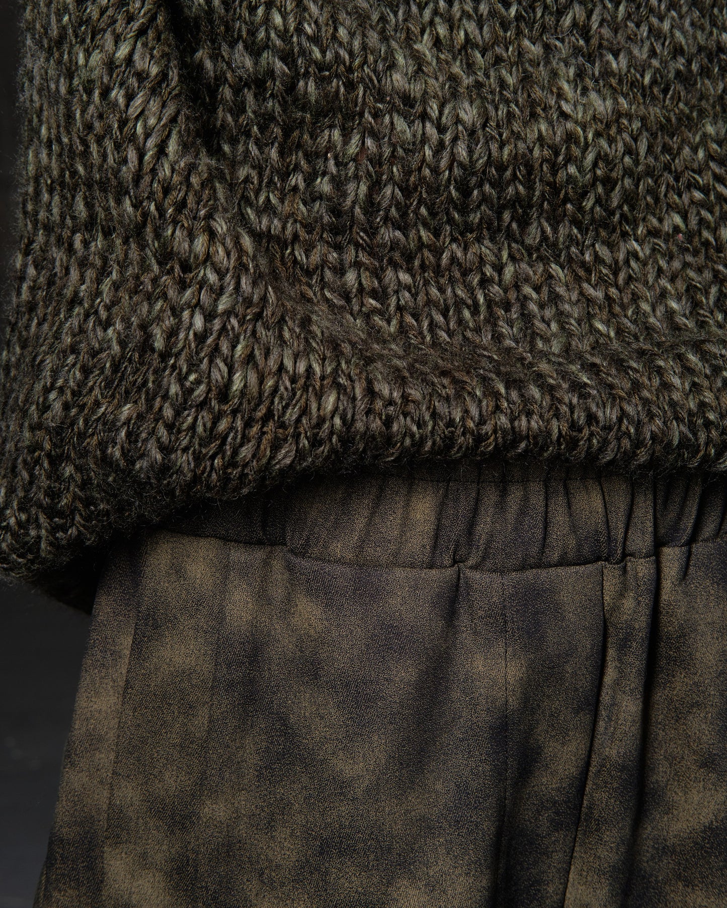 Mid-length voluminous khaki woolen sweater