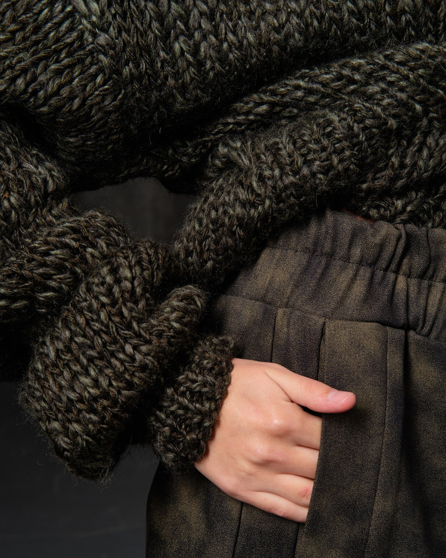 Mid-length voluminous khaki woolen sweater
