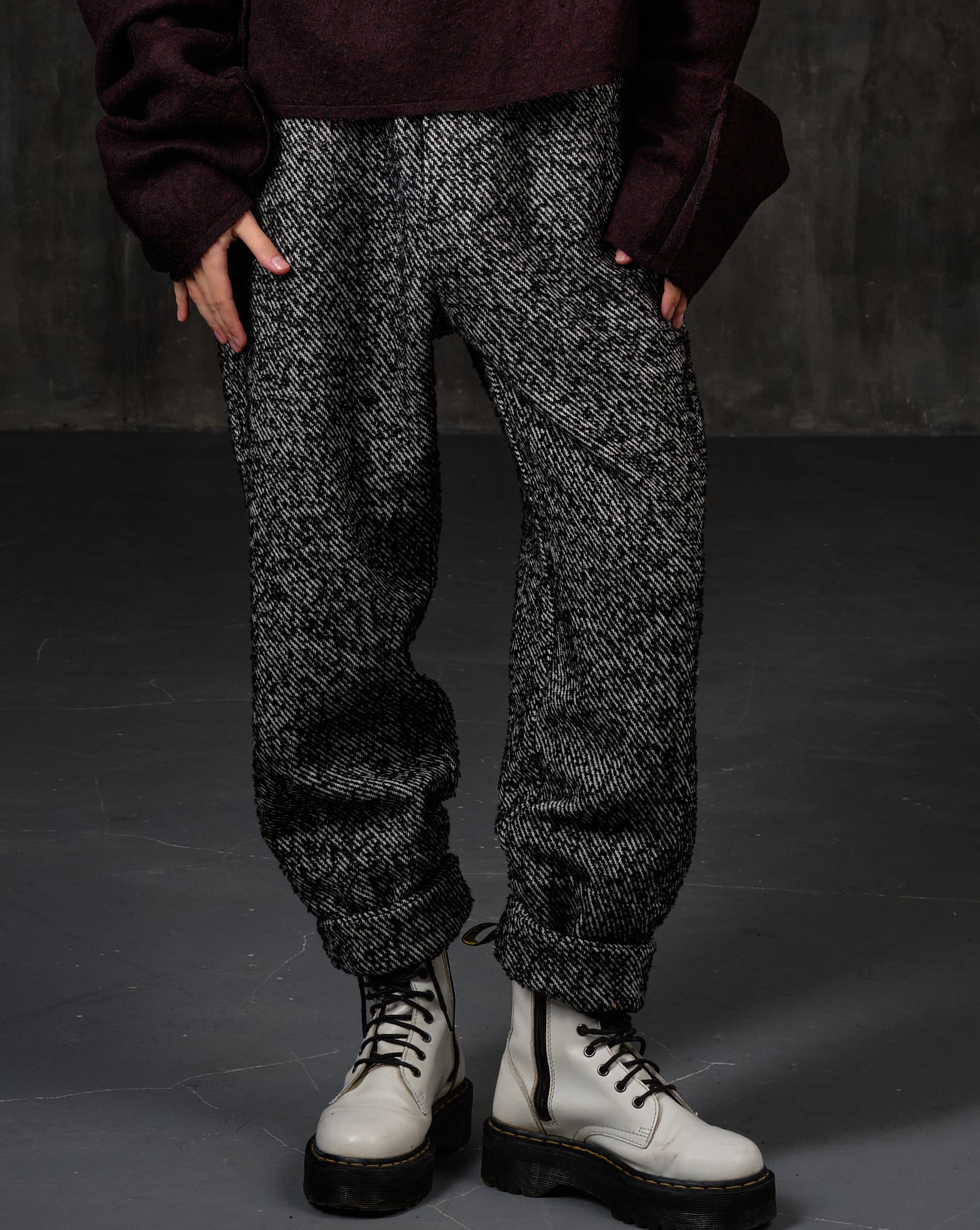 Banana wool winter black and white diagonal