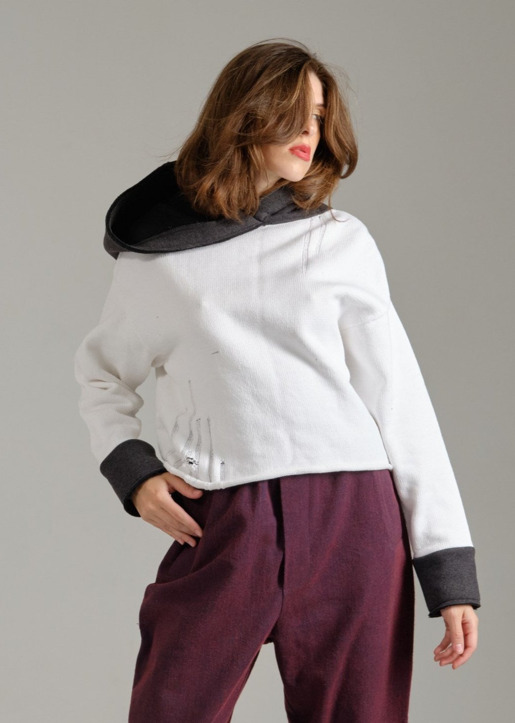 White cotton skinny sweater with arrows