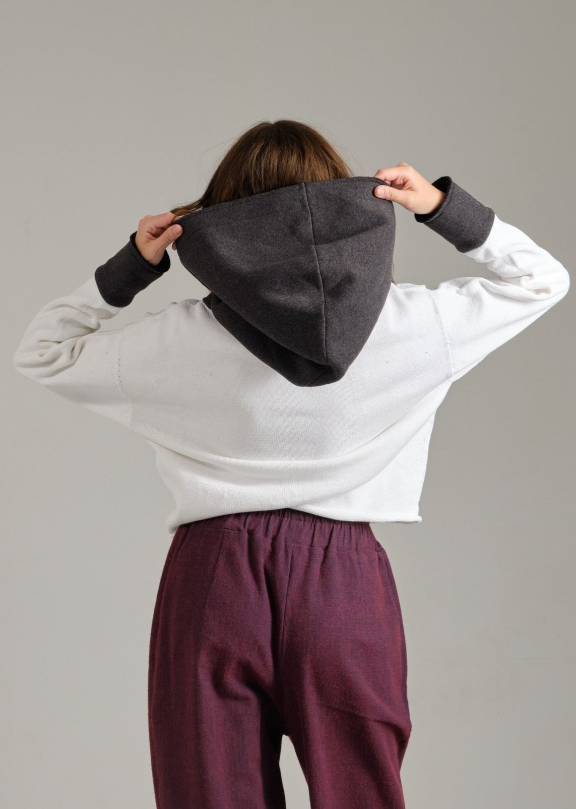 White cotton skinny sweater with arrows