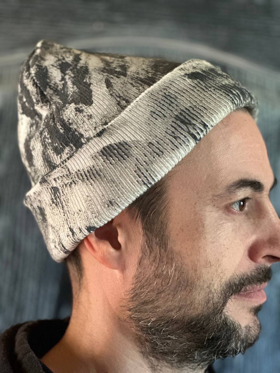 Avant-garde painted demi-season cap
