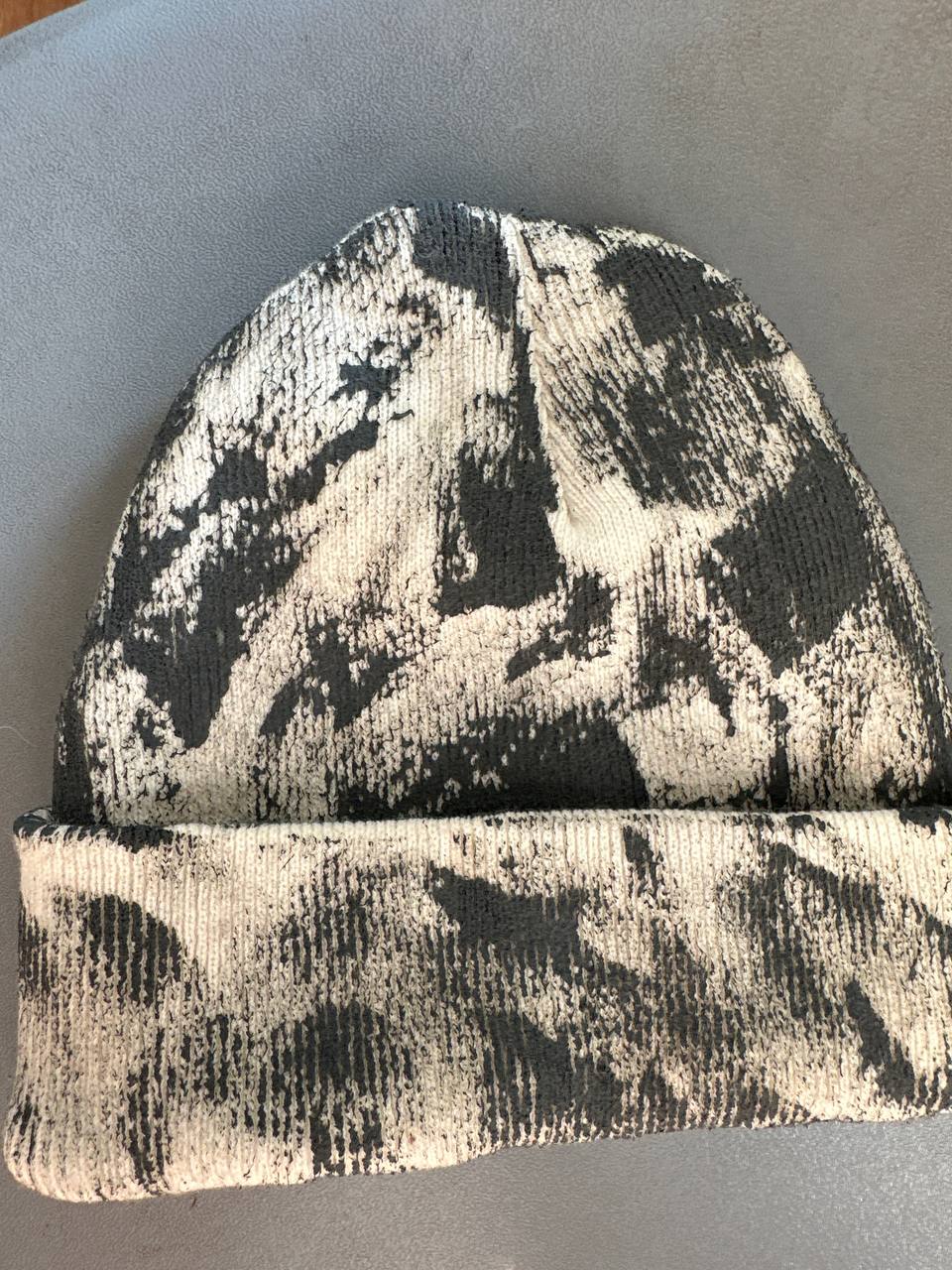 Avant-garde painted demi-season cap