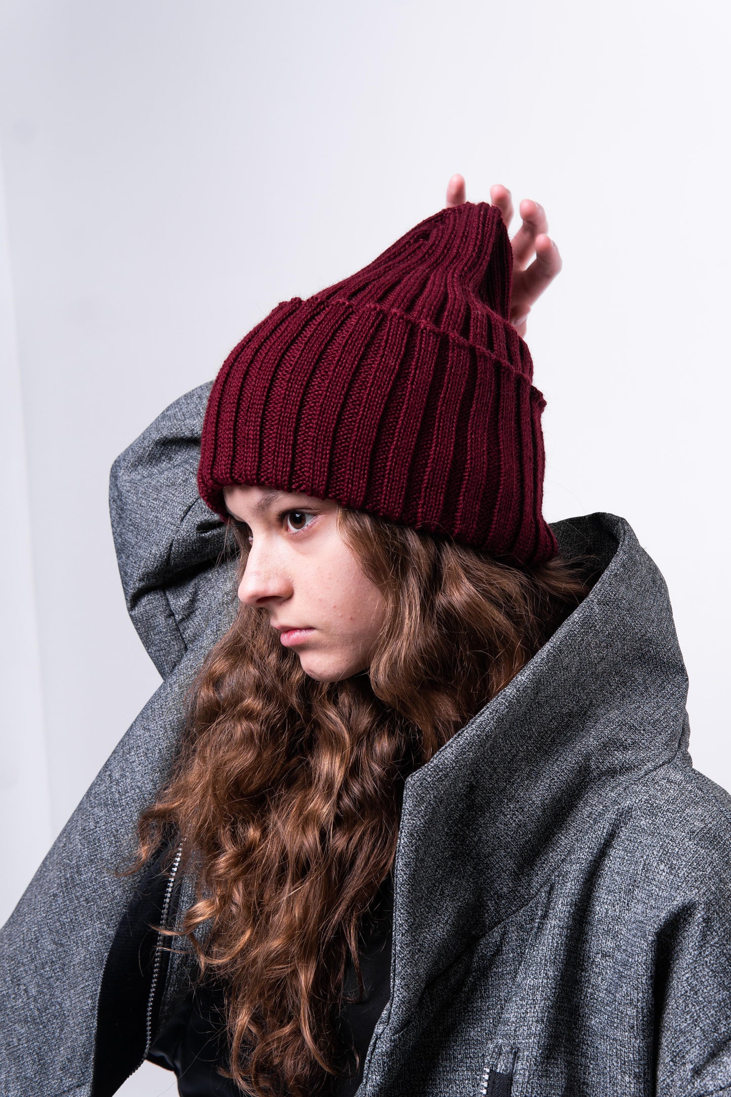 Woolen hat with a burgundy lapel