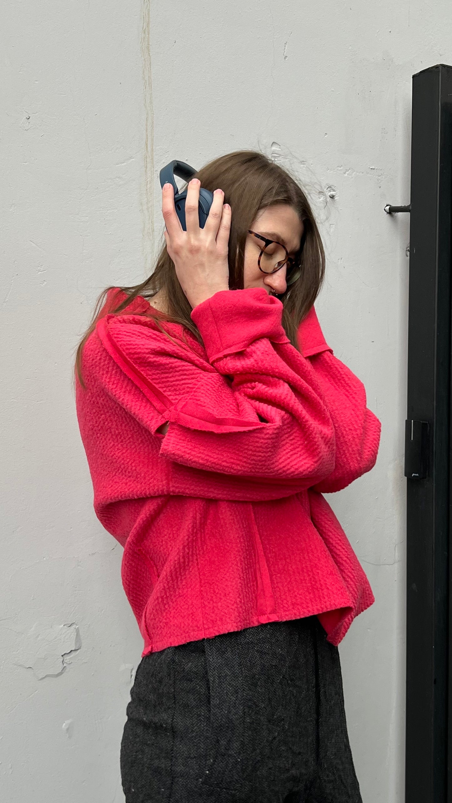 Sweater with open shoulders, textured wool, fuchsia