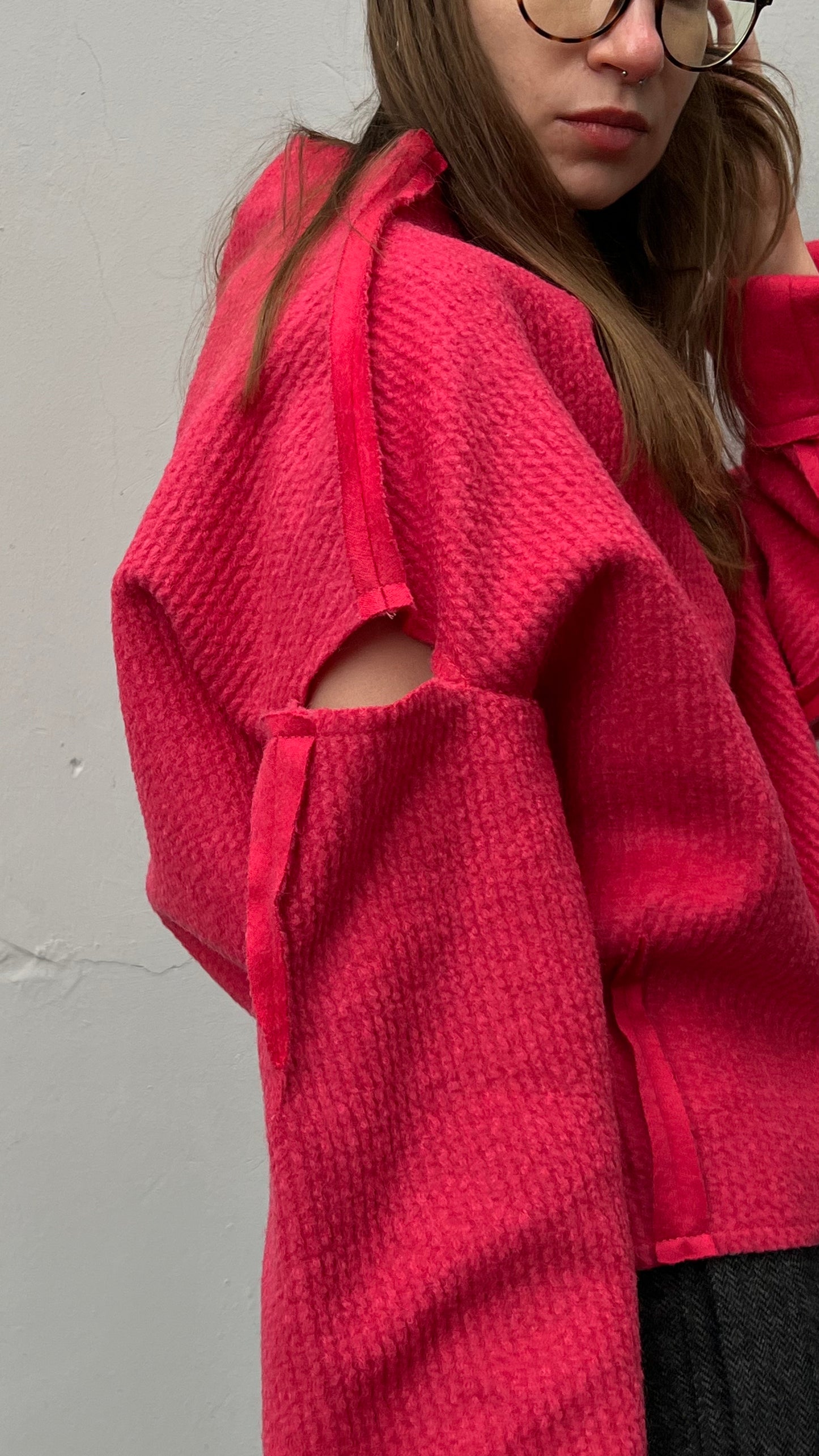 Sweater with open shoulders, textured wool, fuchsia