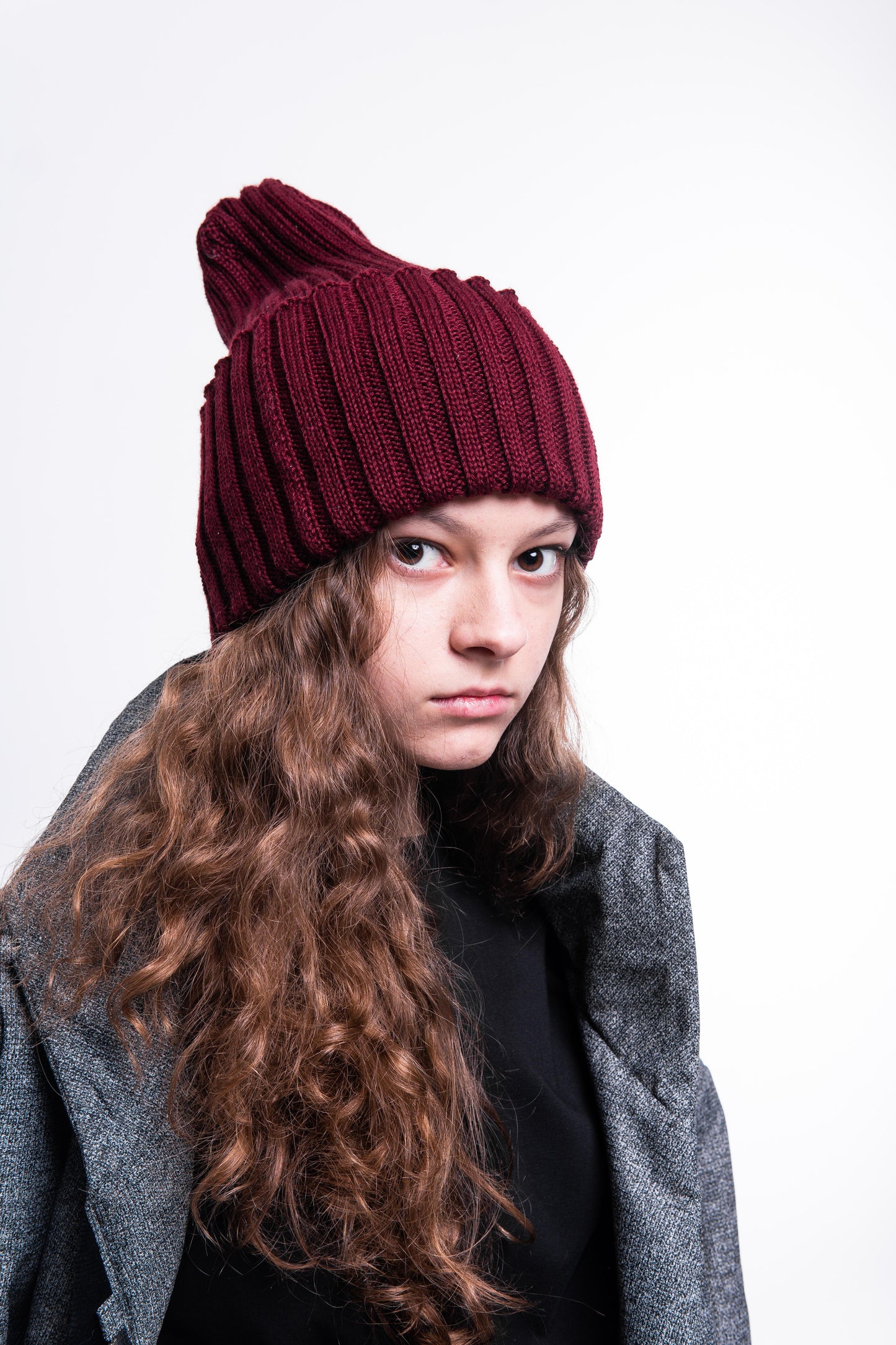 Woolen hat with a burgundy lapel
