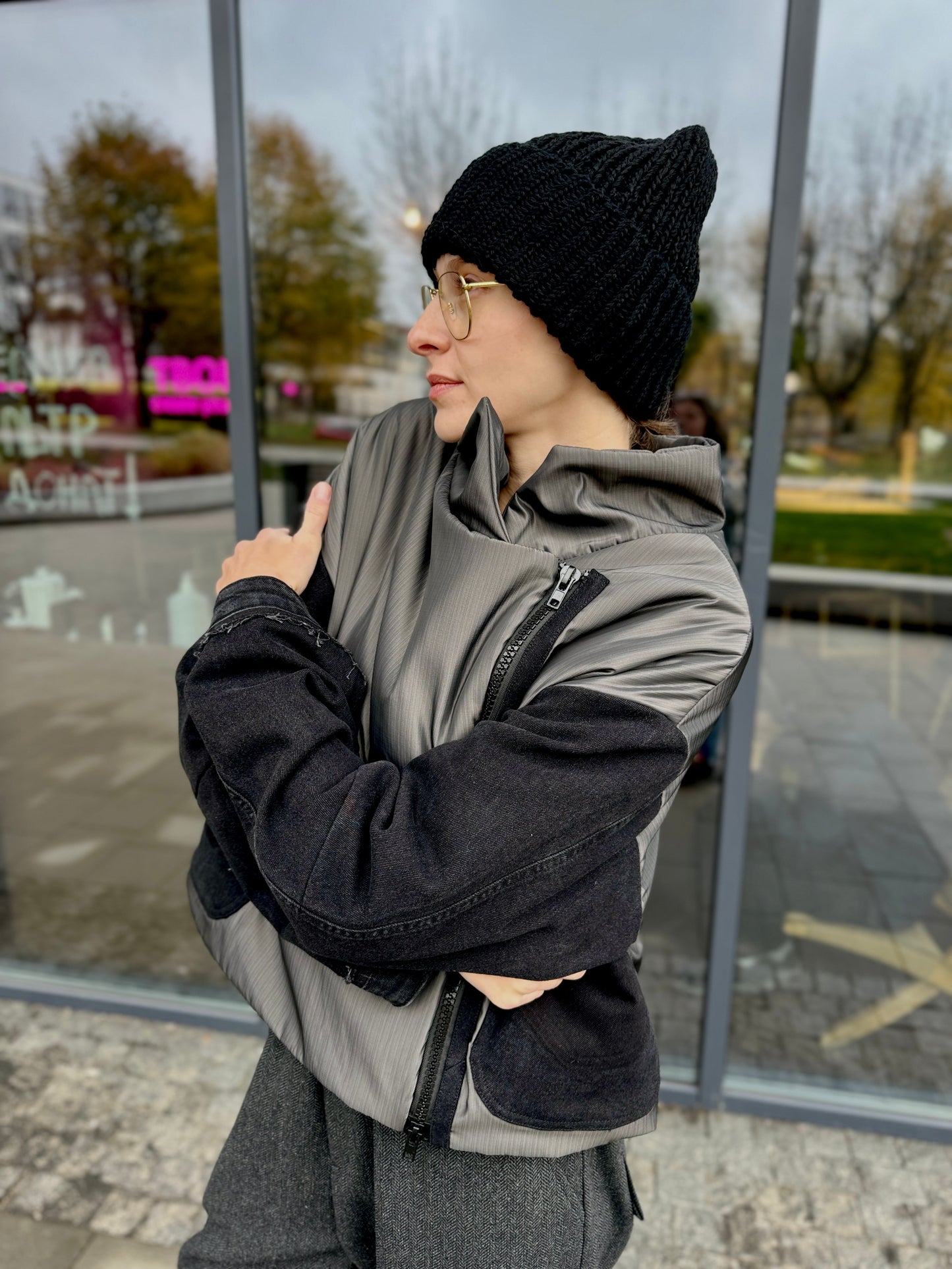 Black voluminous wool hat