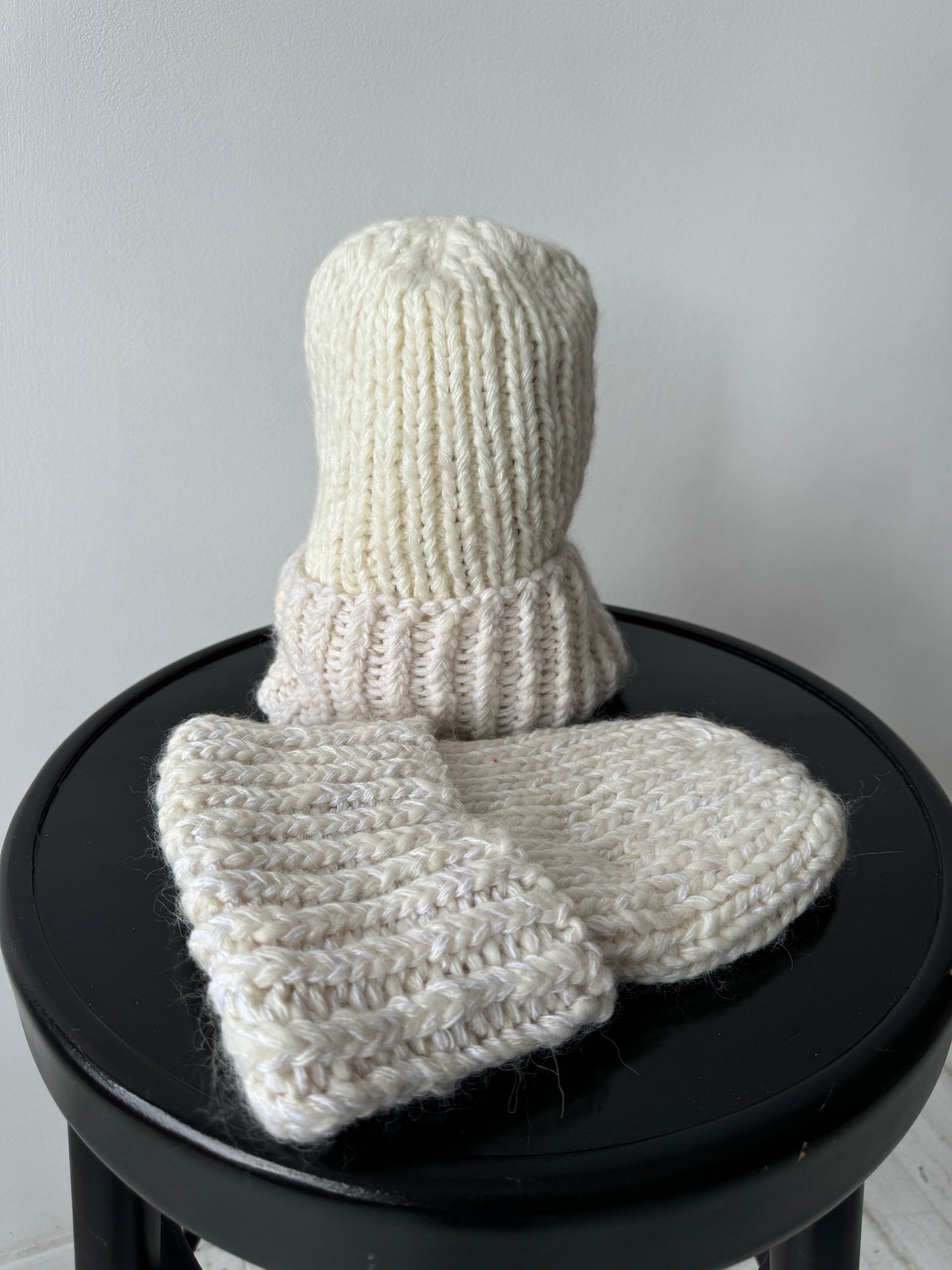 A bouclé wool hat with a lapel