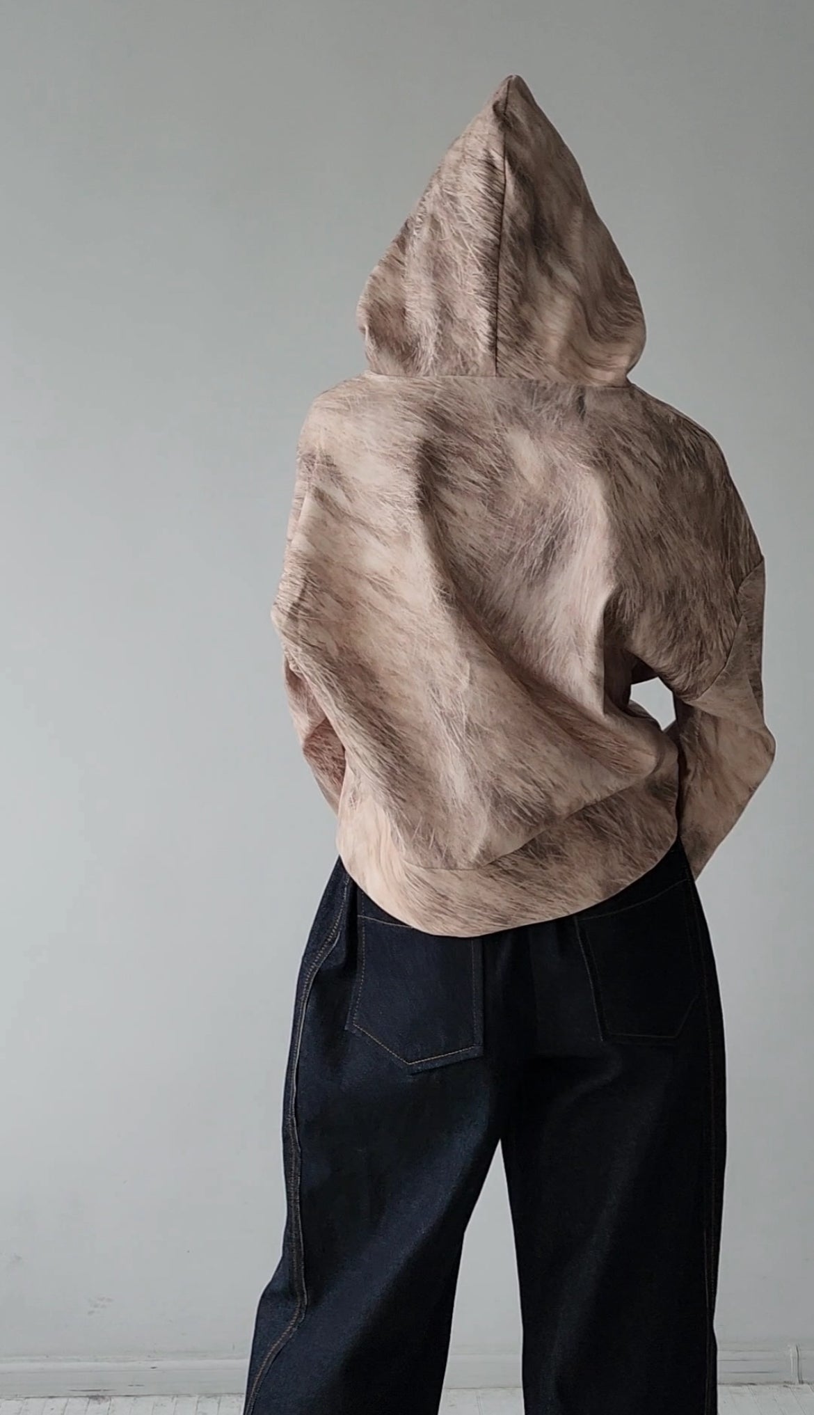 Short woolen hoodie with an abstract print