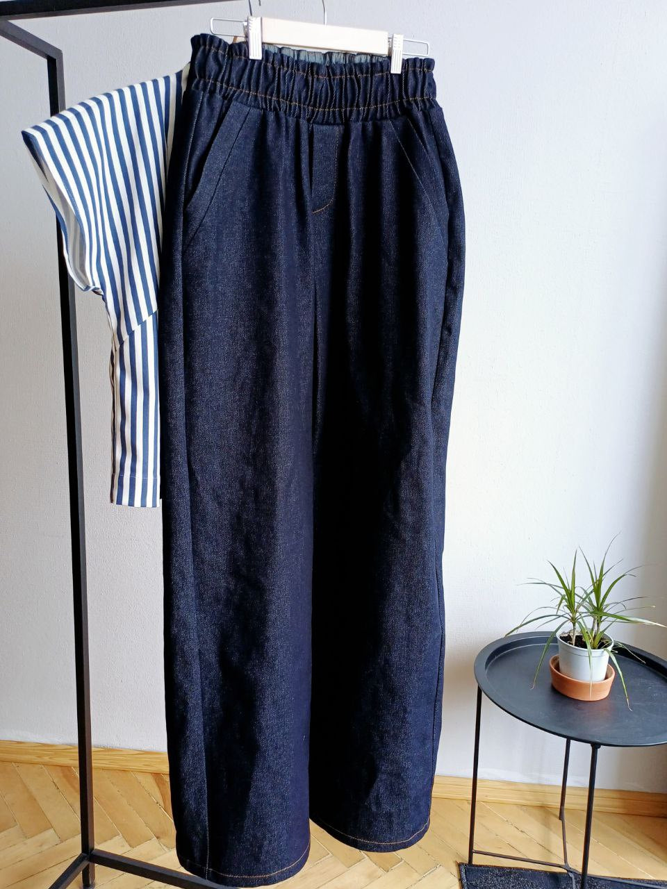 Wide, tight jeans with stripes and fringe
