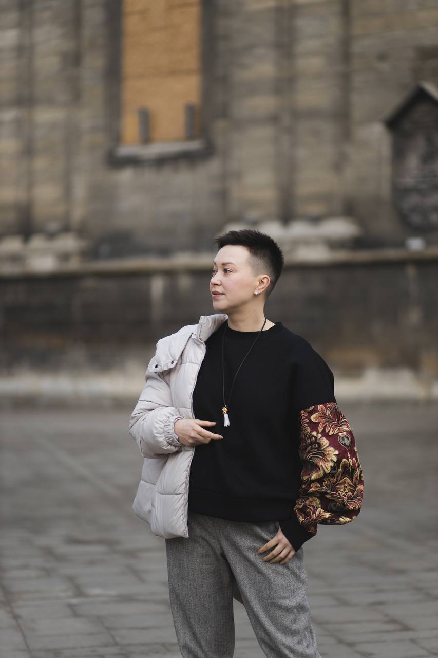 Black sweatshirt with sleeves "Louvre"