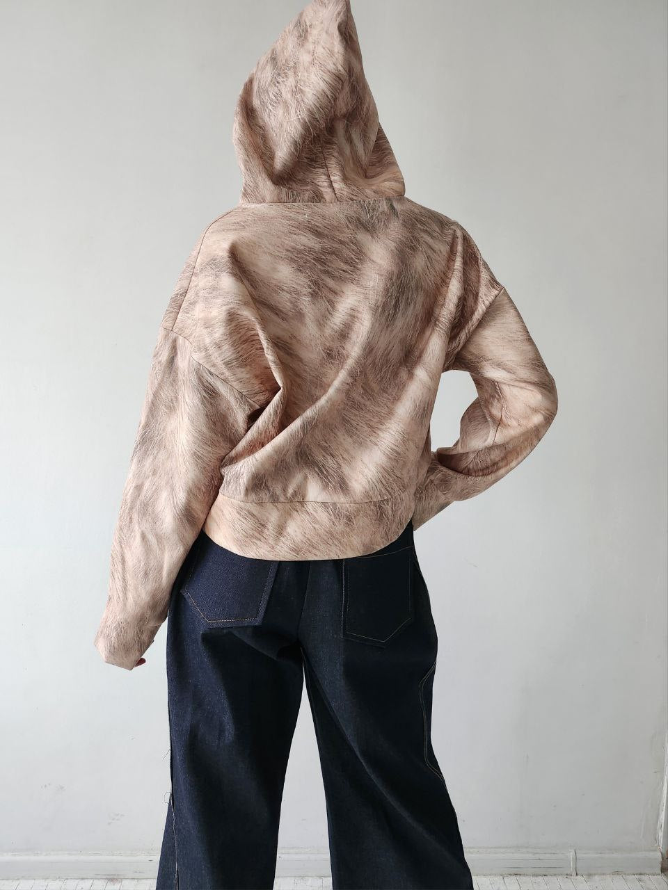 Short woolen hoodie with an abstract print