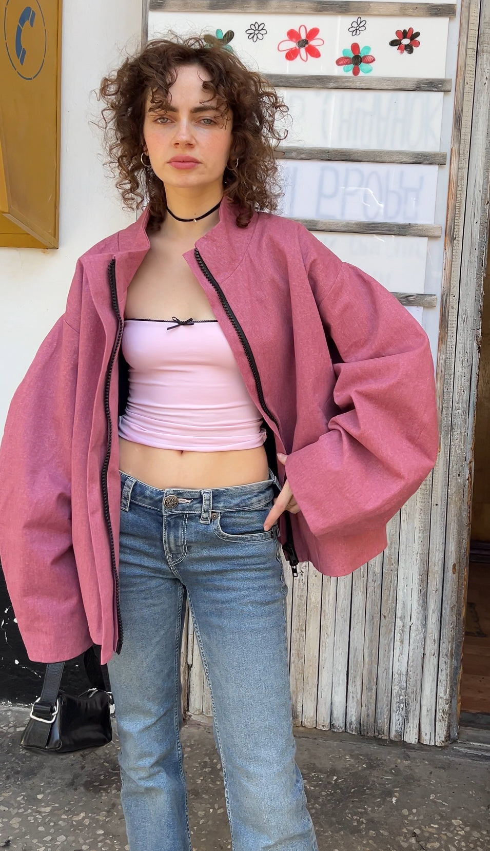 Рожевий бомбер з деніму oversize з мандалою