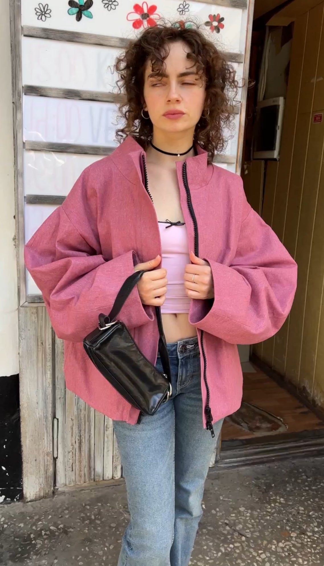 Рожевий бомбер з деніму oversize з мандалою