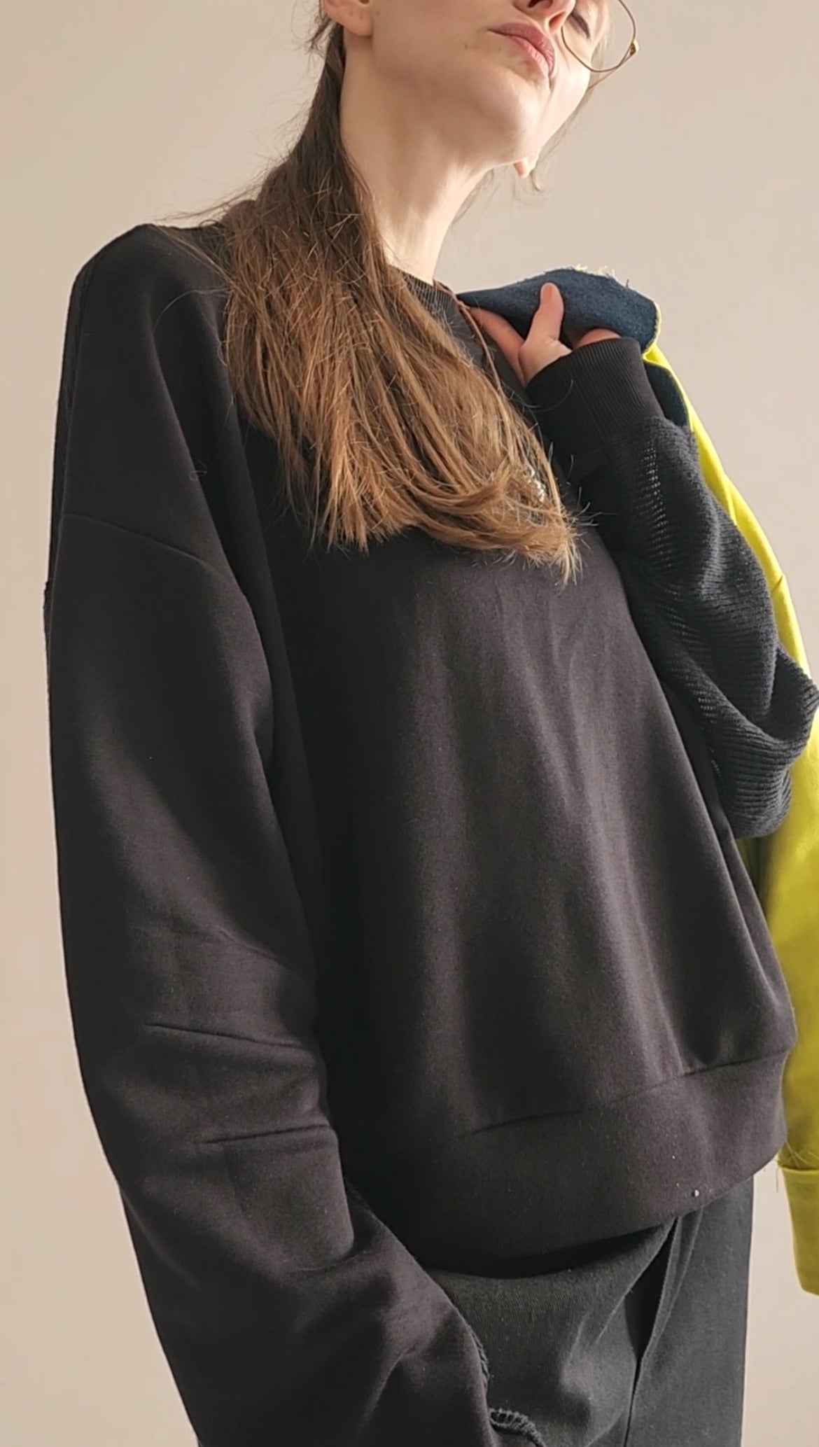 Black sweatshirt with sleeves "Louvre"