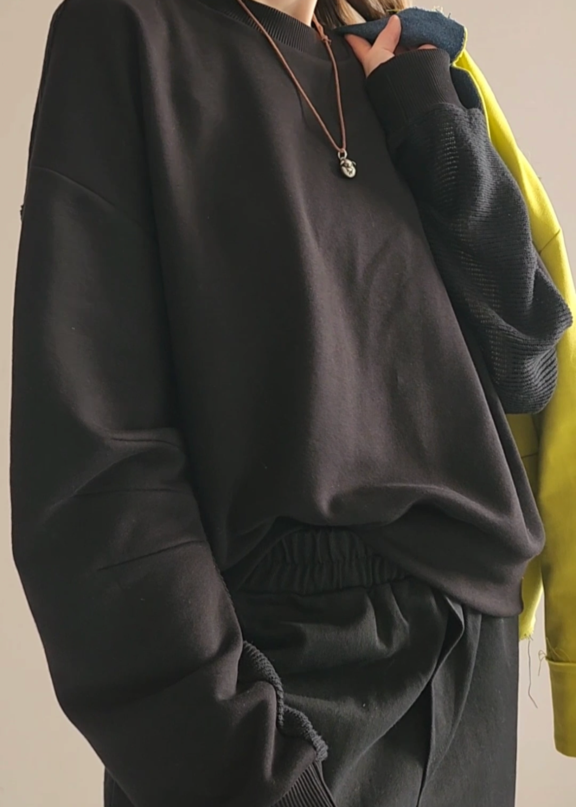 Black sweatshirt with sleeves "Louvre"