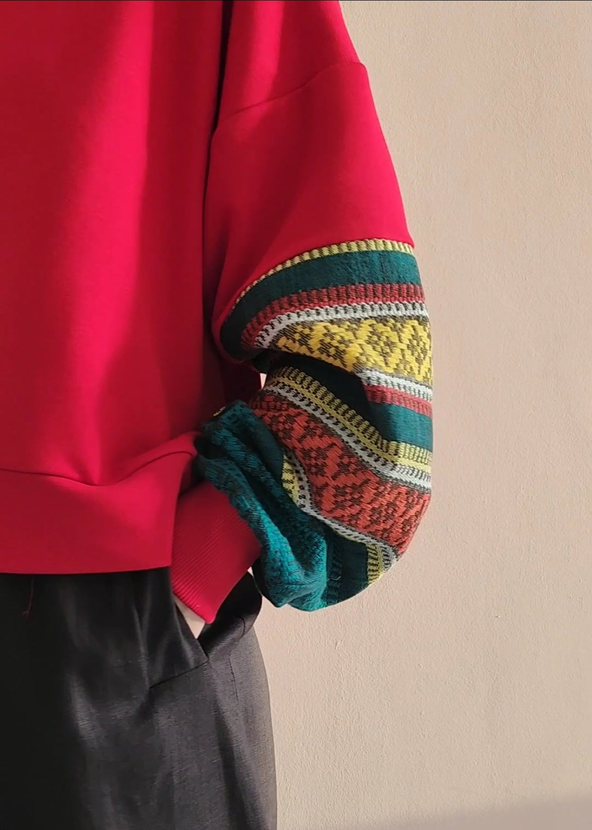 Black sweatshirt with sleeves "Louvre"